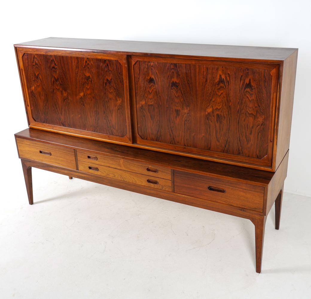 Es handelt sich um ein begehrtes und authentisches Sideboard des Modells 54, ein wahres Meisterwerk des dänischen Designs der Mitte des Jahrhunderts von dem berühmten Designer Kai Kristiansen. Dieses in den 1960er Jahren hergestellte Möbelstück
