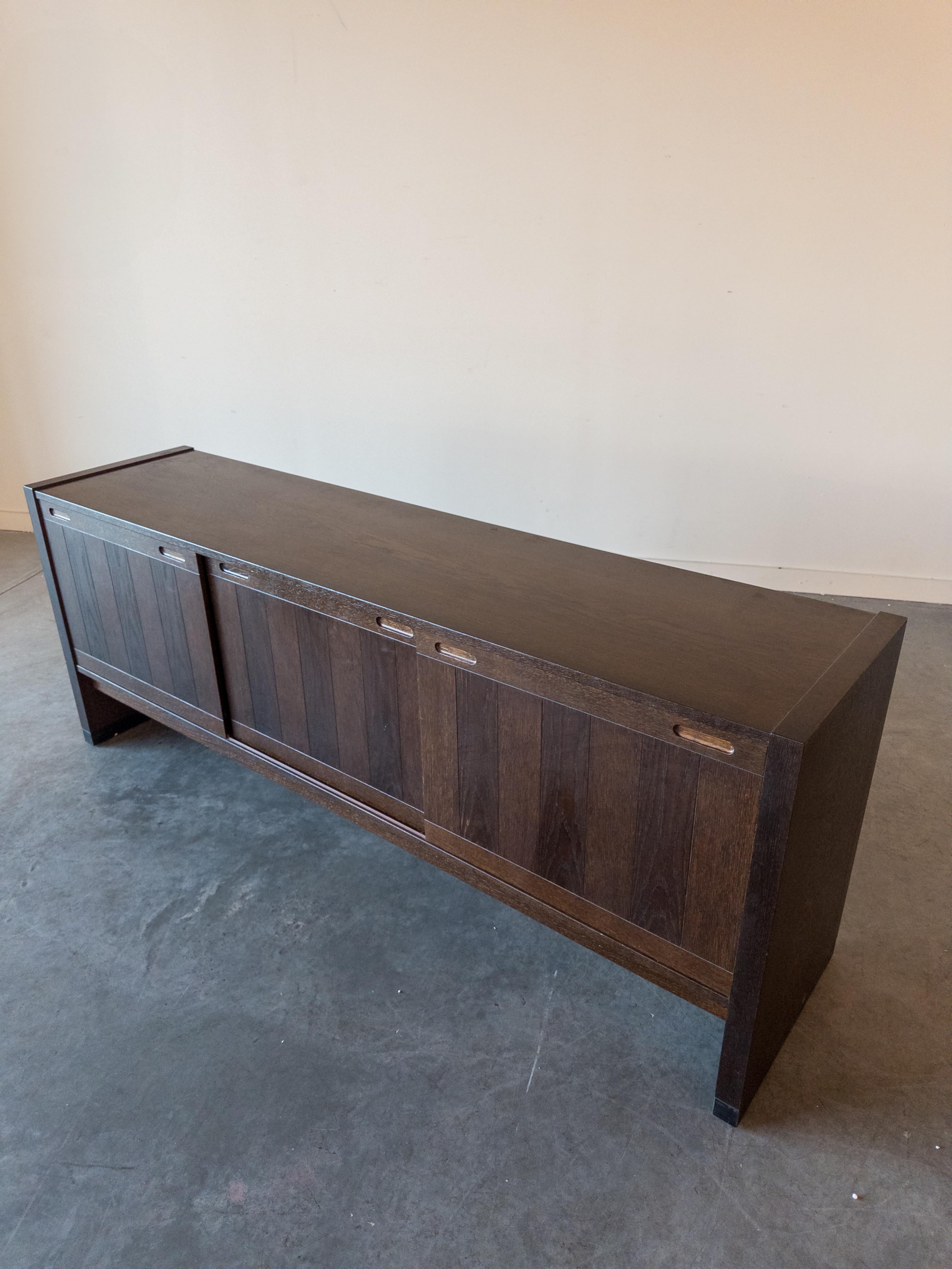 Buffet danois en bois de rose de Skovby Møbelfabrik A/S, années 1960, avec trois portes coulissantes. La pièce possède des étagères réglables et deux tiroirs à argenterie à l'intérieur.

