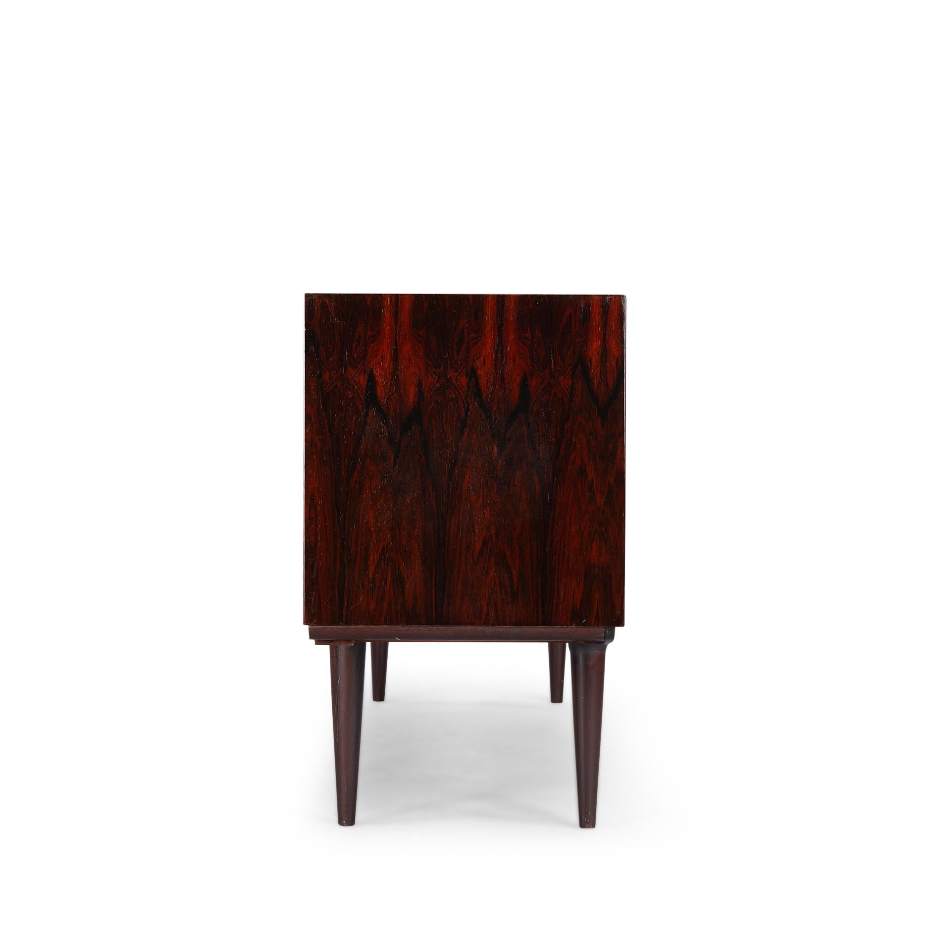 Aparador danés de palisandro Model No. 18 de Gunni Omann para Omann Jun, años 60 en venta 9