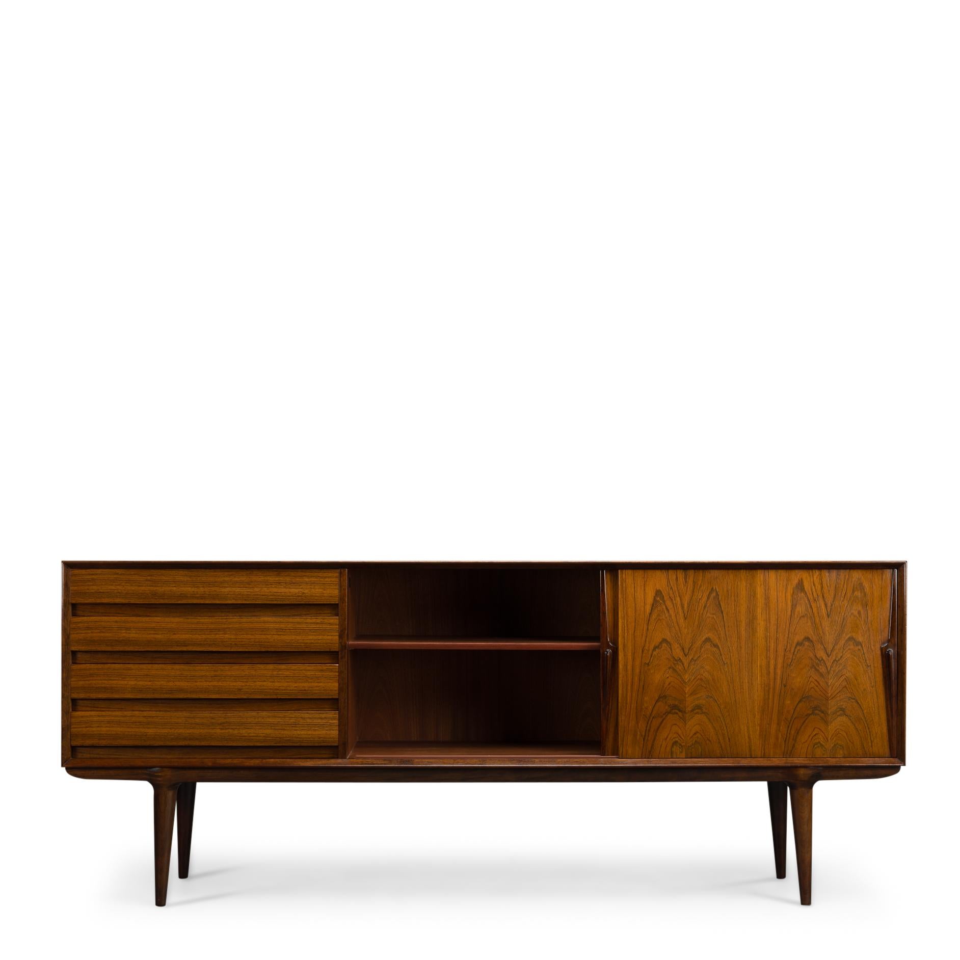 Model No. 18
Un classico tra le credenze, questa credenza modello #18 in palissandro disegnata da Gunni Omann per Omann Jun Møbelfabrik. Con caratteristiche di design riconoscibili e proporzioni perfette, con un design a basso profilo, questo pezzo