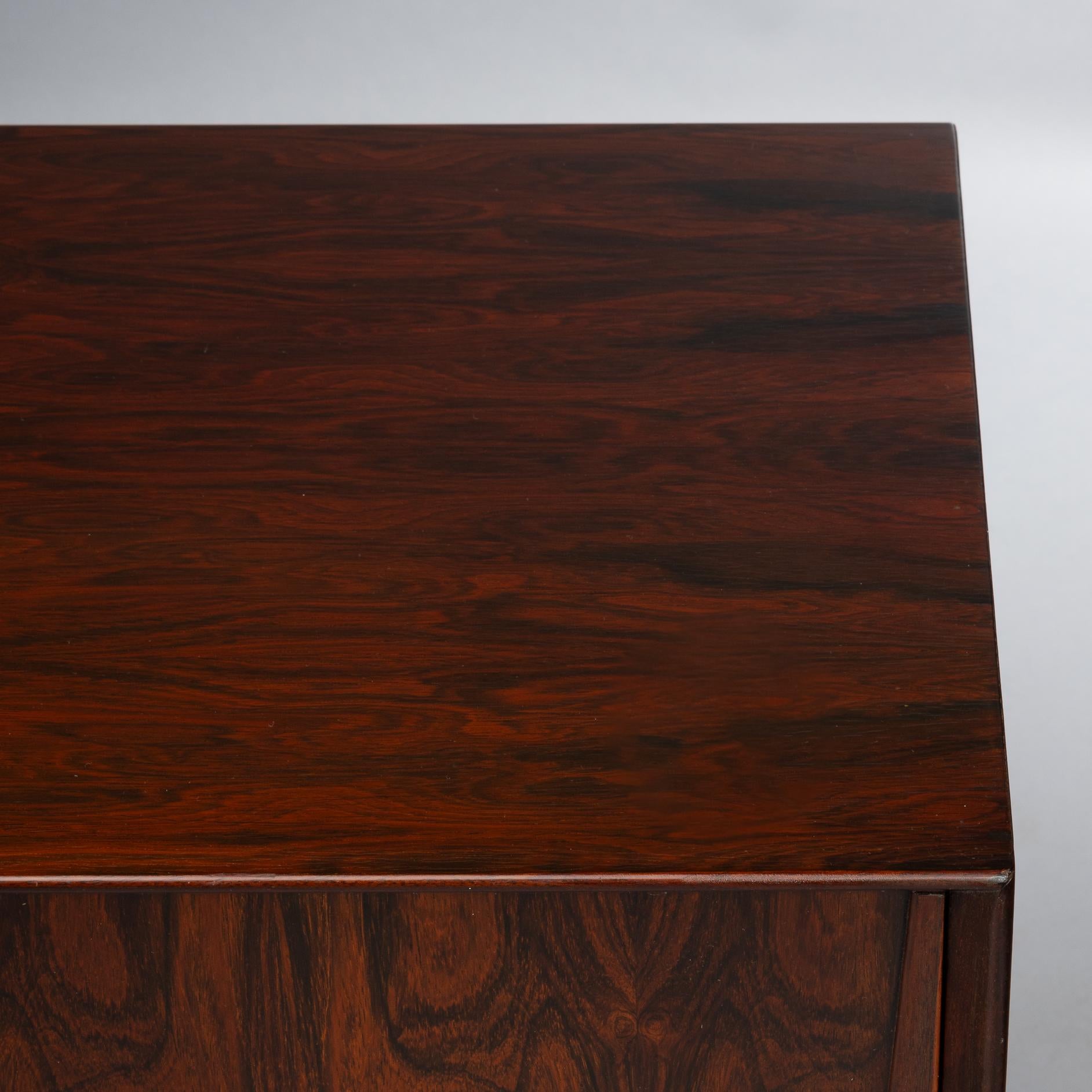 Aparador danés de palisandro Model No. 18 de Gunni Omann para Omann Jun, años 60 Moderno de mediados de siglo en venta