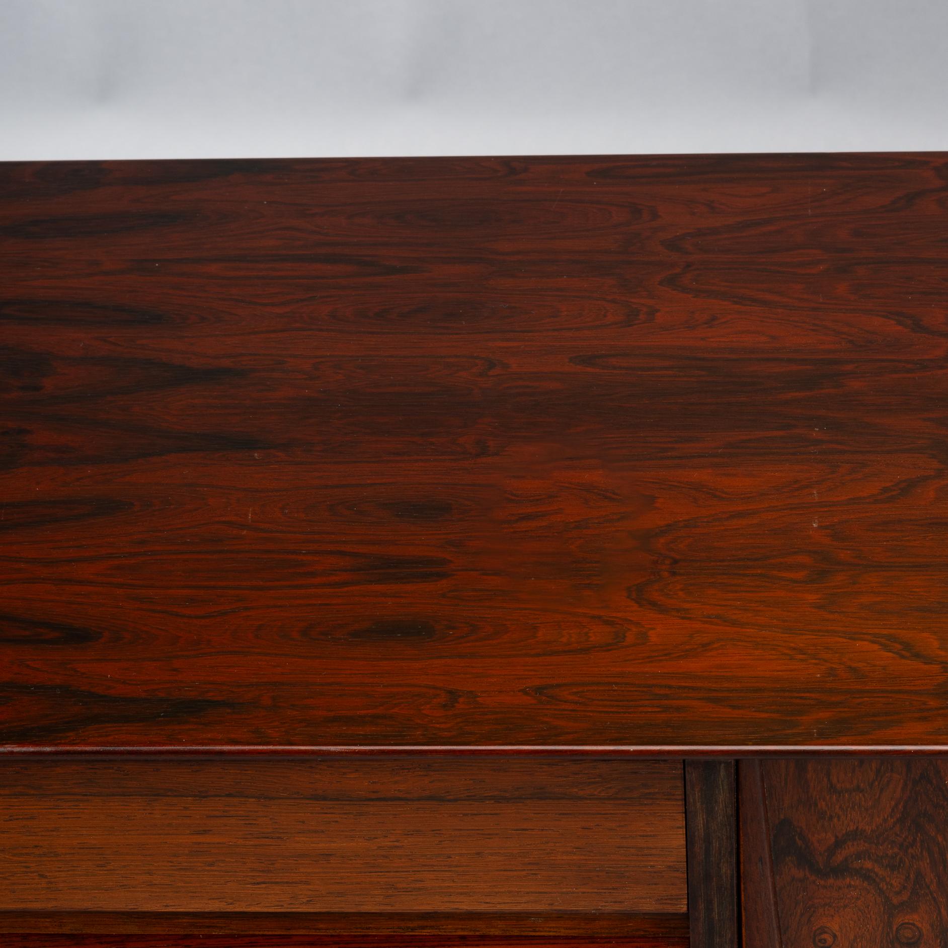 Aparador danés de palisandro Model No. 18 de Gunni Omann para Omann Jun, años 60 Palo de rosa en venta