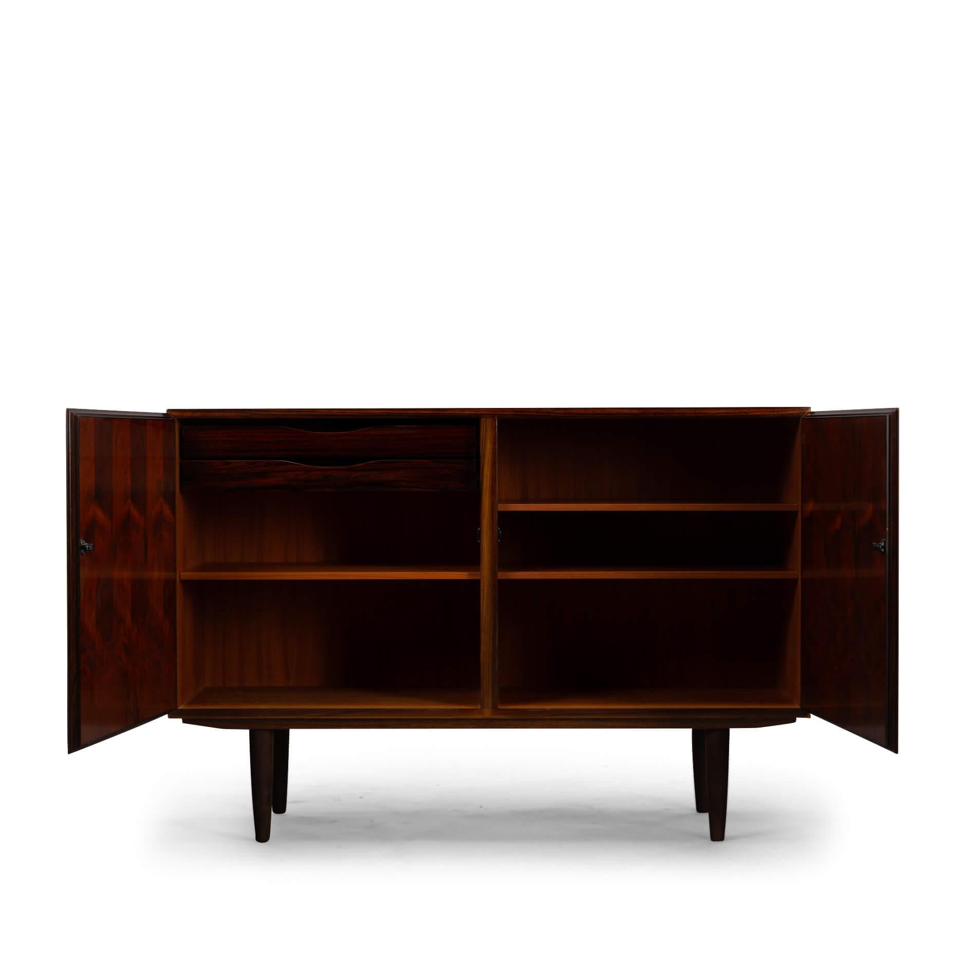 Dänisches Sideboard aus Rosenholz Modell Nr. 4 von Gunni Omann für Omann Jun, 1960er Jahre (Mitte des 20. Jahrhunderts) im Angebot