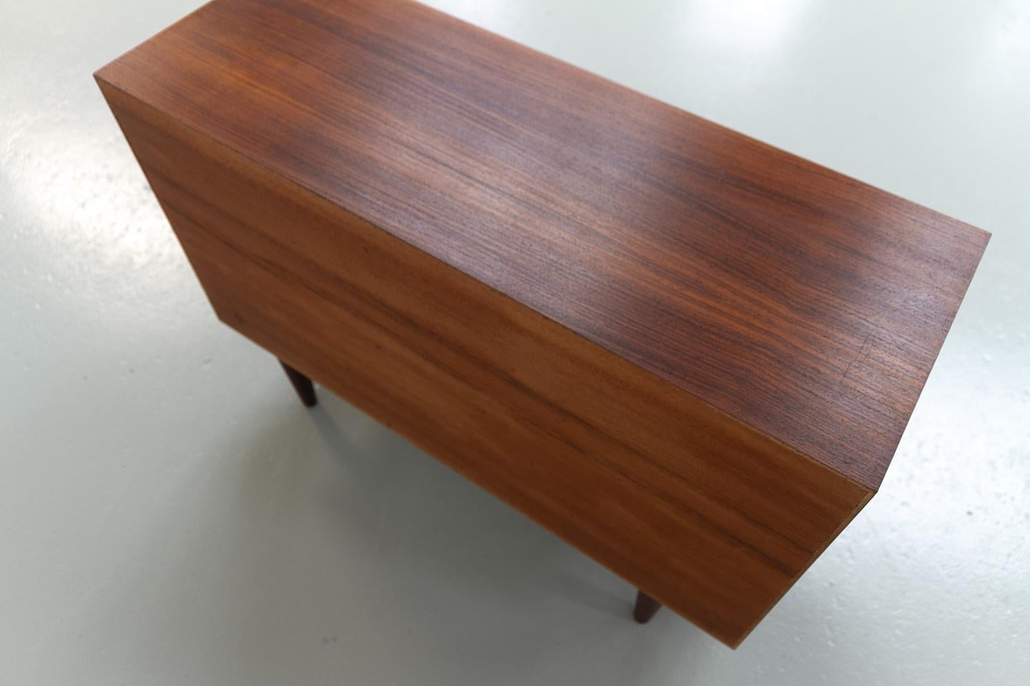 Credenza danese in palissandro con ripiani di HG Furniture, anni '60. in vendita 3