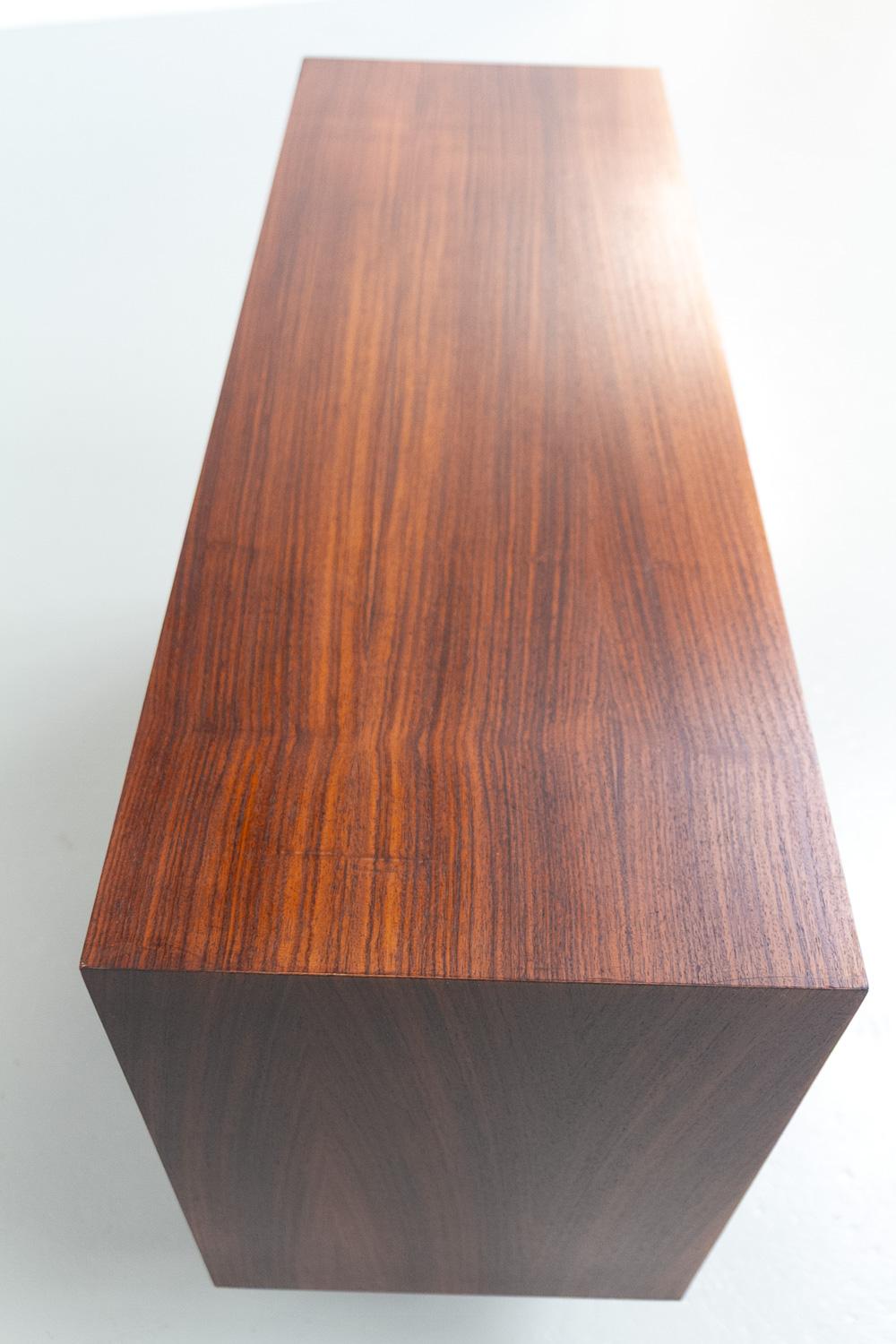 Credenza danese in palissandro con ripiani di HG Furniture, anni '60. in vendita 5