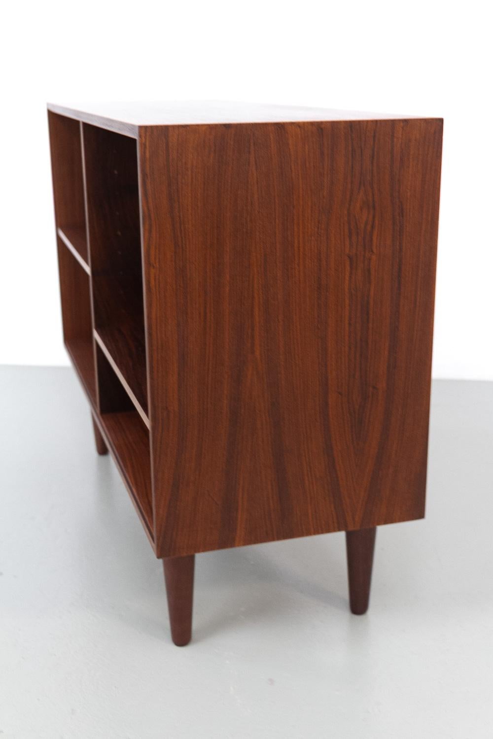 Credenza danese in palissandro con ripiani di HG Furniture, anni '60. in vendita 6