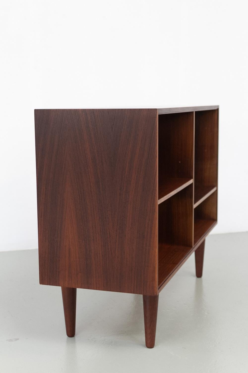 Credenza danese in palissandro con ripiani di HG Furniture, anni '60. in vendita 7