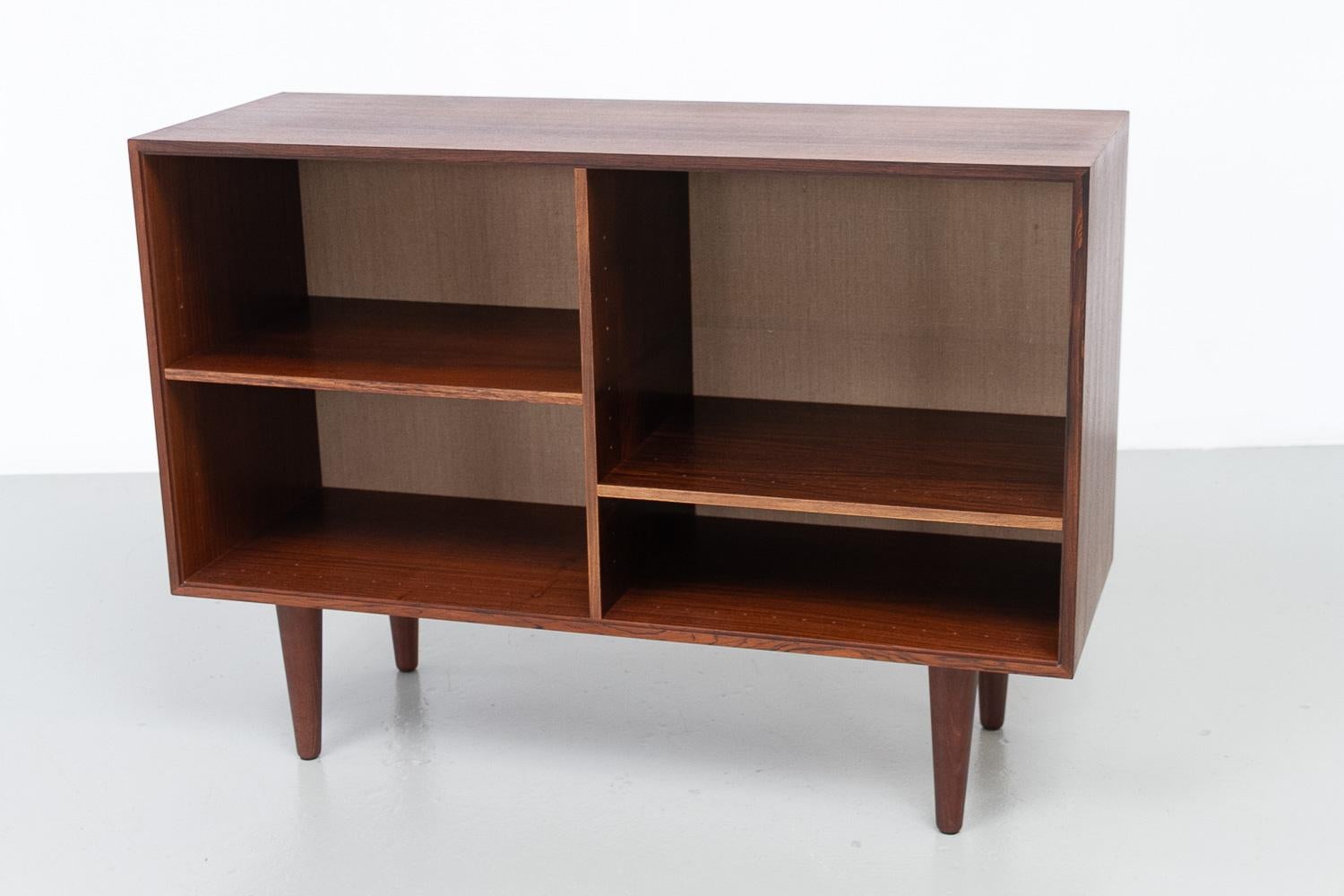 Credenza danese in palissandro con ripiani di HG Furniture, anni '60.

Piccola credenza o libreria in legno di palissandro/palissandro di The Modern Scandinavian Mid-Century Modern. Progettato da Rud Thygesen e Johnny Sørensen per Hansen og Guldborg