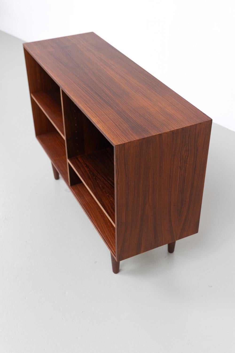 Mid-Century moderno Credenza danese in palissandro con ripiani di HG Furniture, anni '60. in vendita