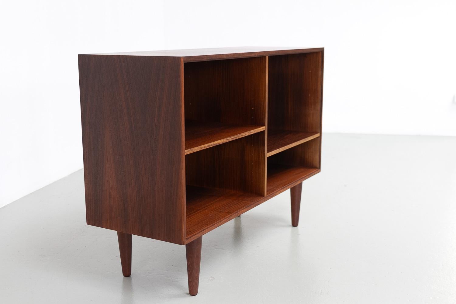 Danese Credenza danese in palissandro con ripiani di HG Furniture, anni '60. in vendita