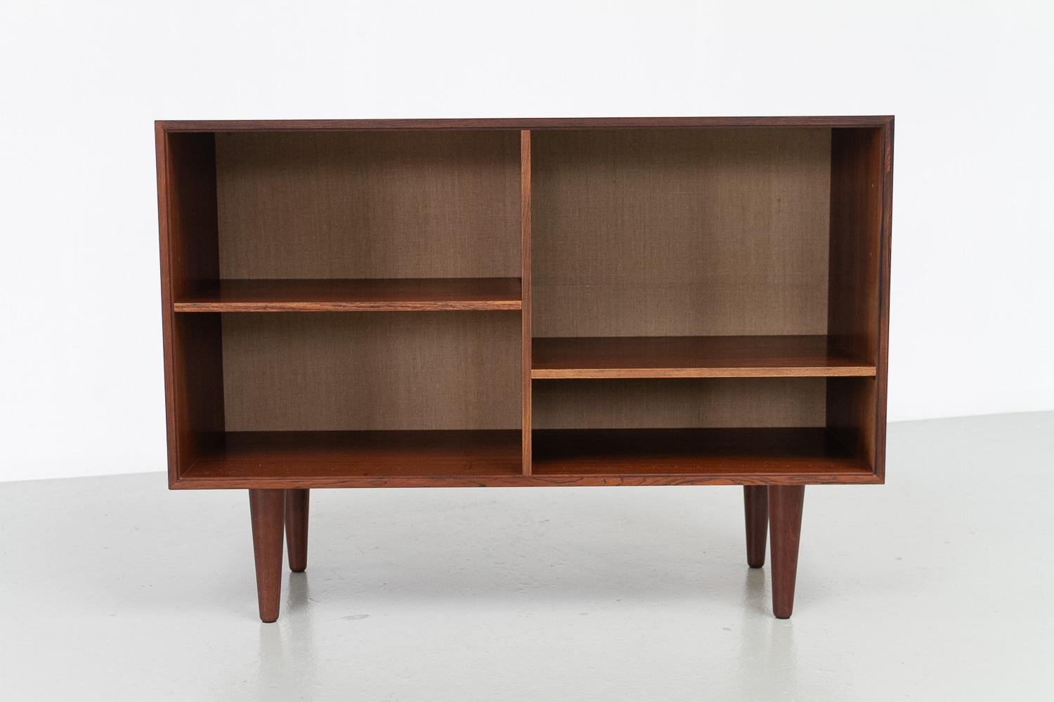 Credenza danese in palissandro con ripiani di HG Furniture, anni '60. In condizioni buone in vendita a Asaa, DK