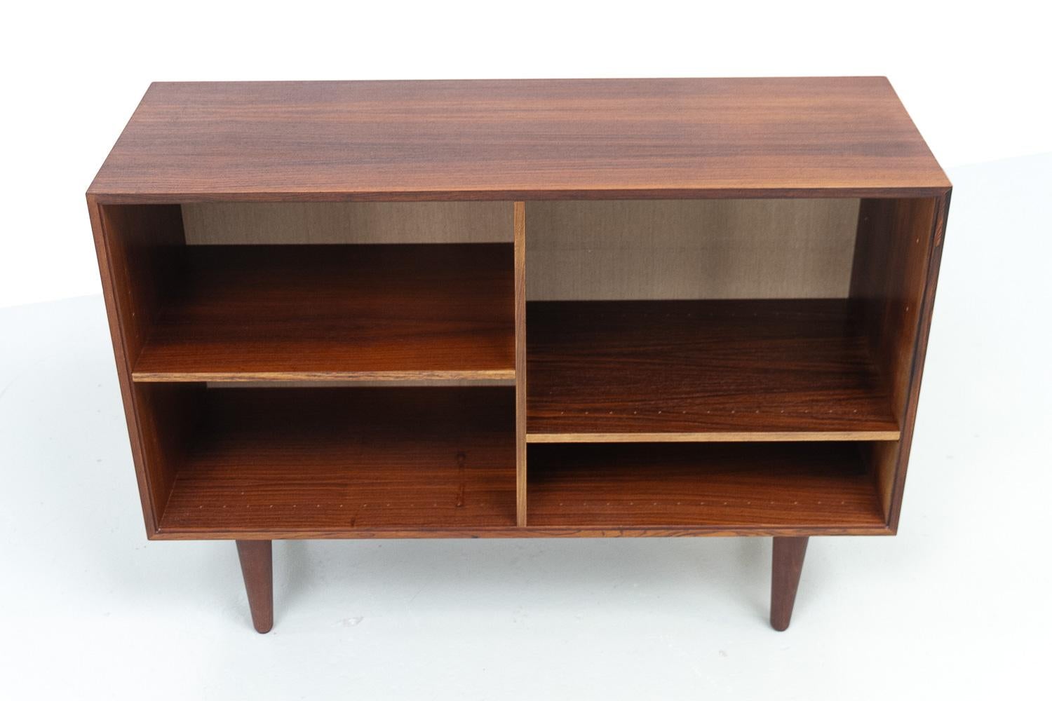 Metà XX secolo Credenza danese in palissandro con ripiani di HG Furniture, anni '60. in vendita