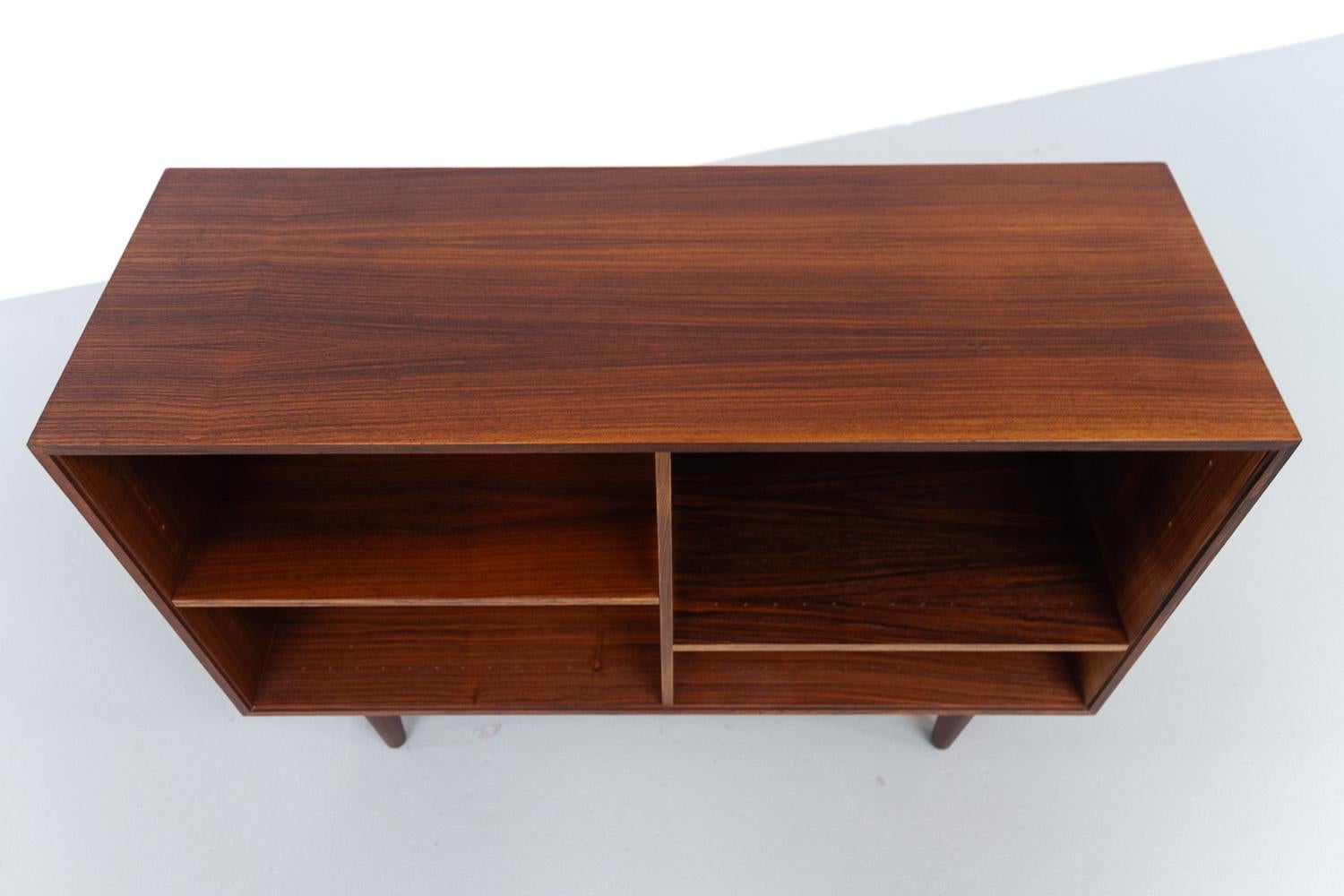 Palissandro Credenza danese in palissandro con ripiani di HG Furniture, anni '60. in vendita