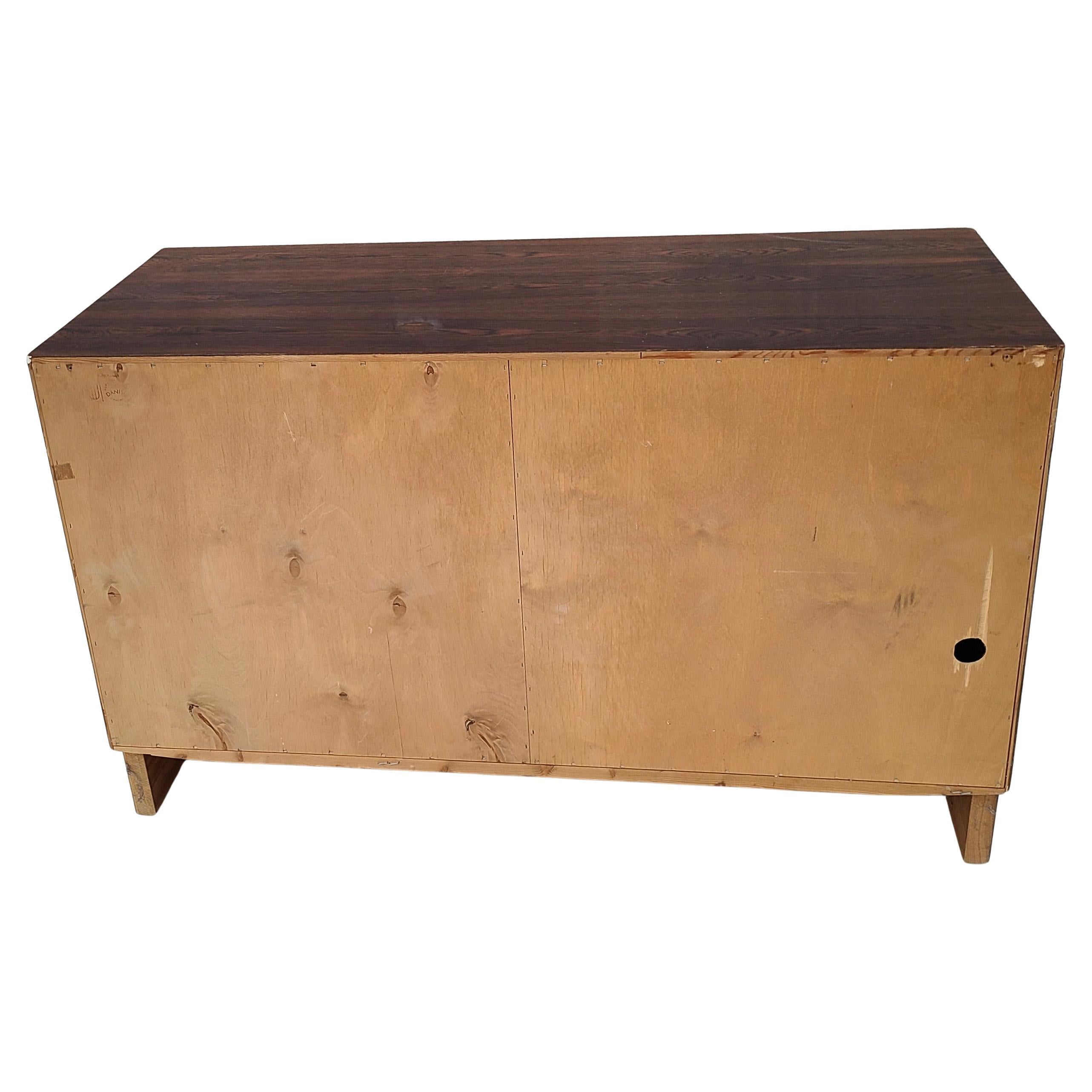 Armoire danoise à portes coulissantes en bois de rose en vente 7