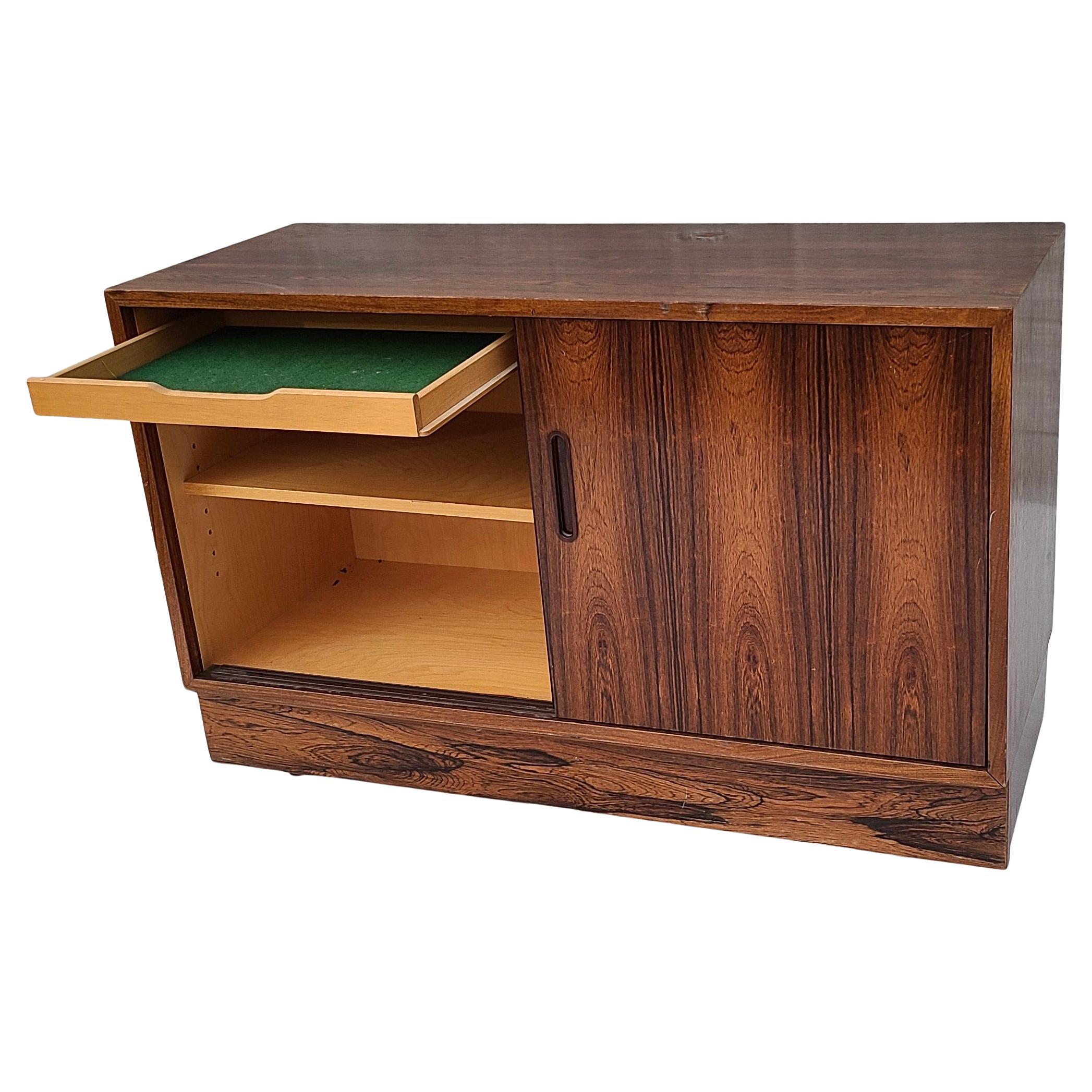 Milieu du XXe siècle Armoire danoise à portes coulissantes en bois de rose en vente