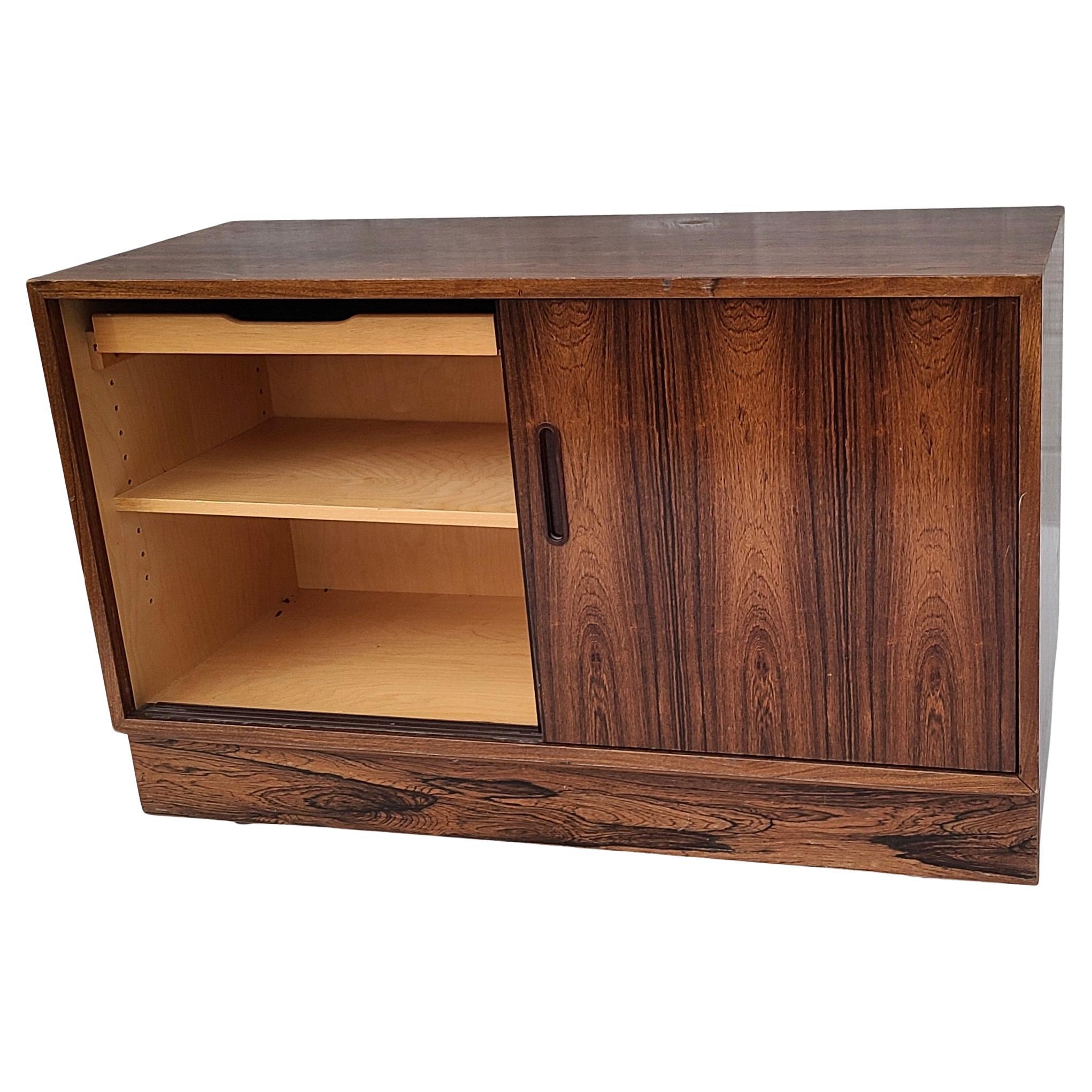 Armoire danoise à portes coulissantes en bois de rose Bon état - En vente à Fraser, MI