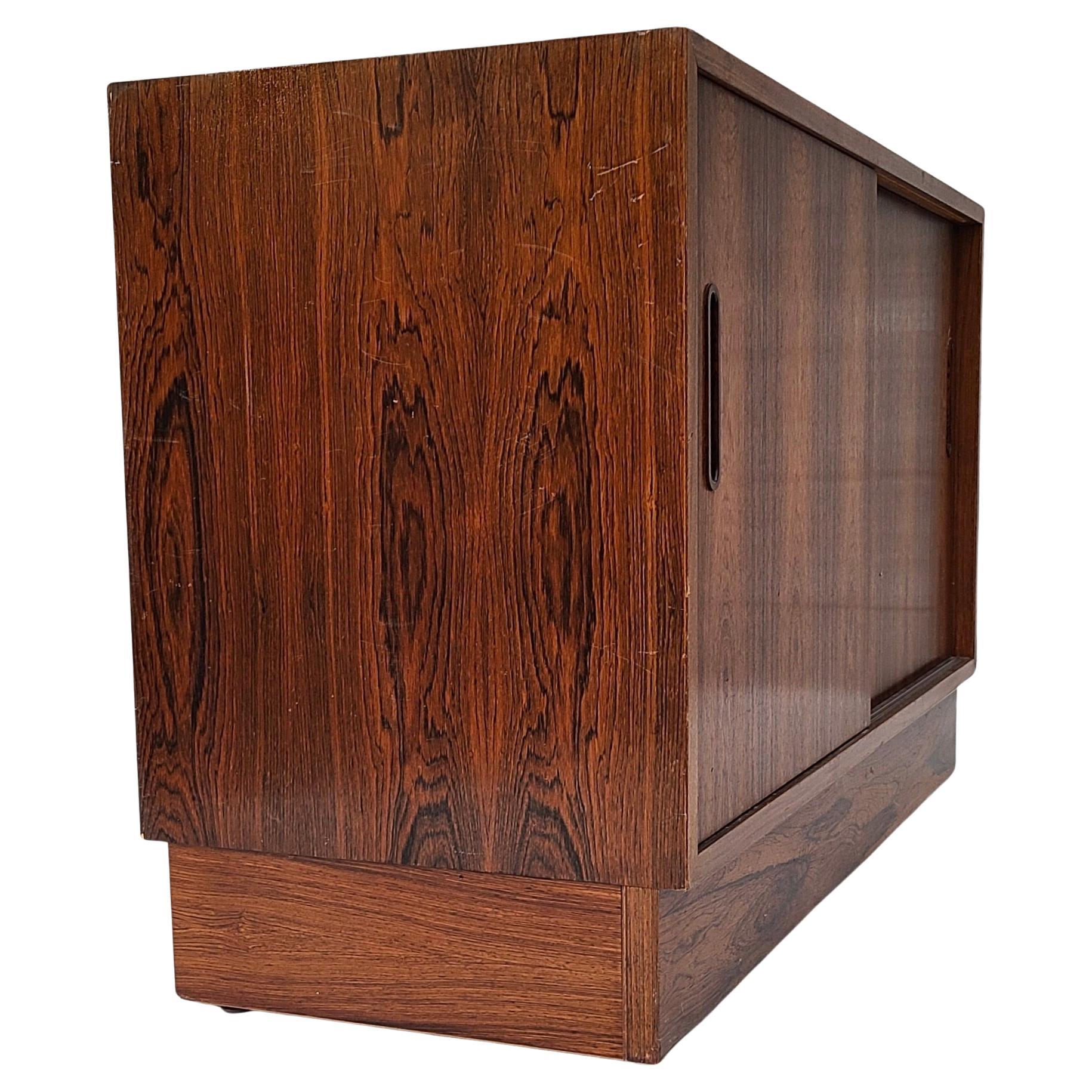 Armoire danoise à portes coulissantes en bois de rose en vente 1