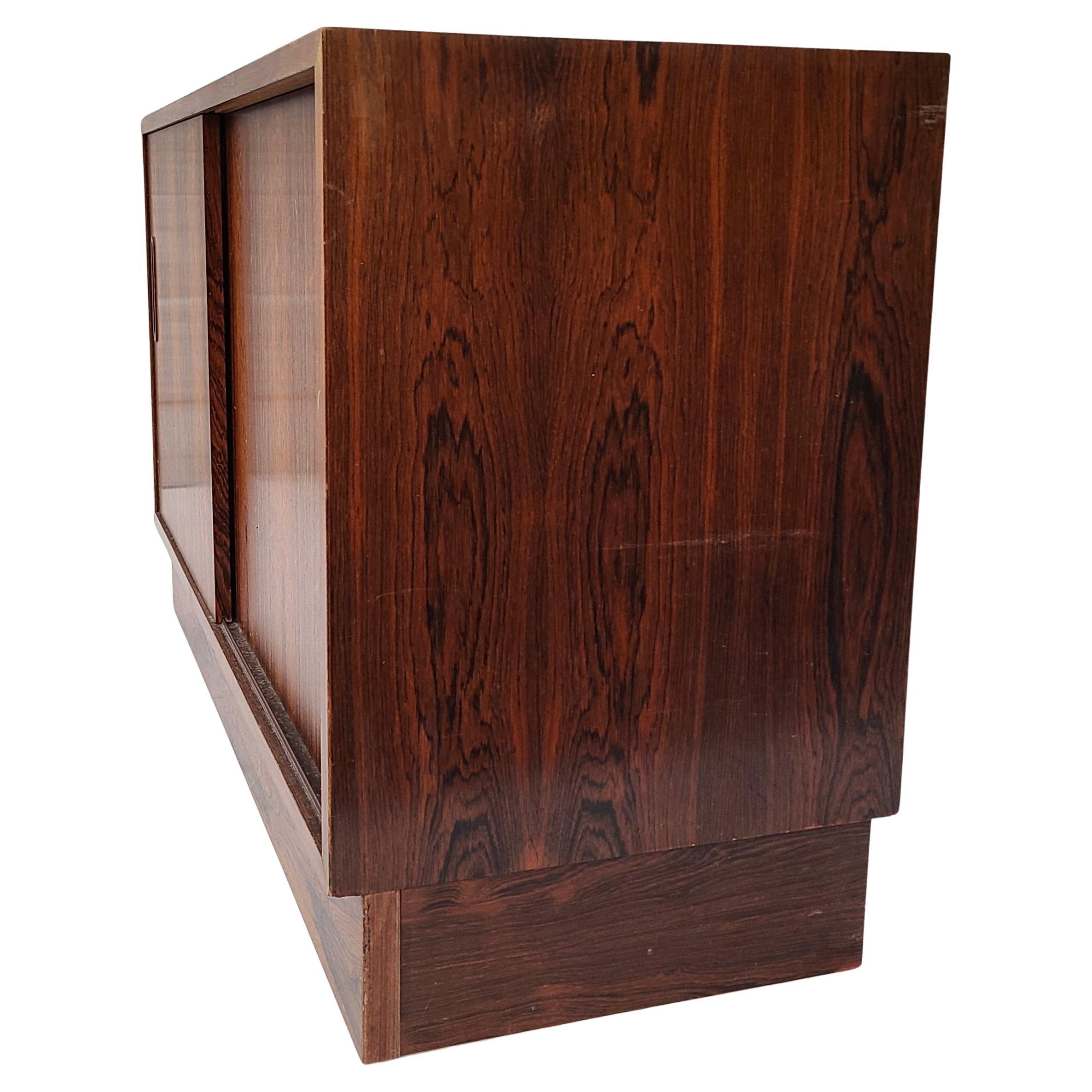 Armoire danoise à portes coulissantes en bois de rose en vente 2