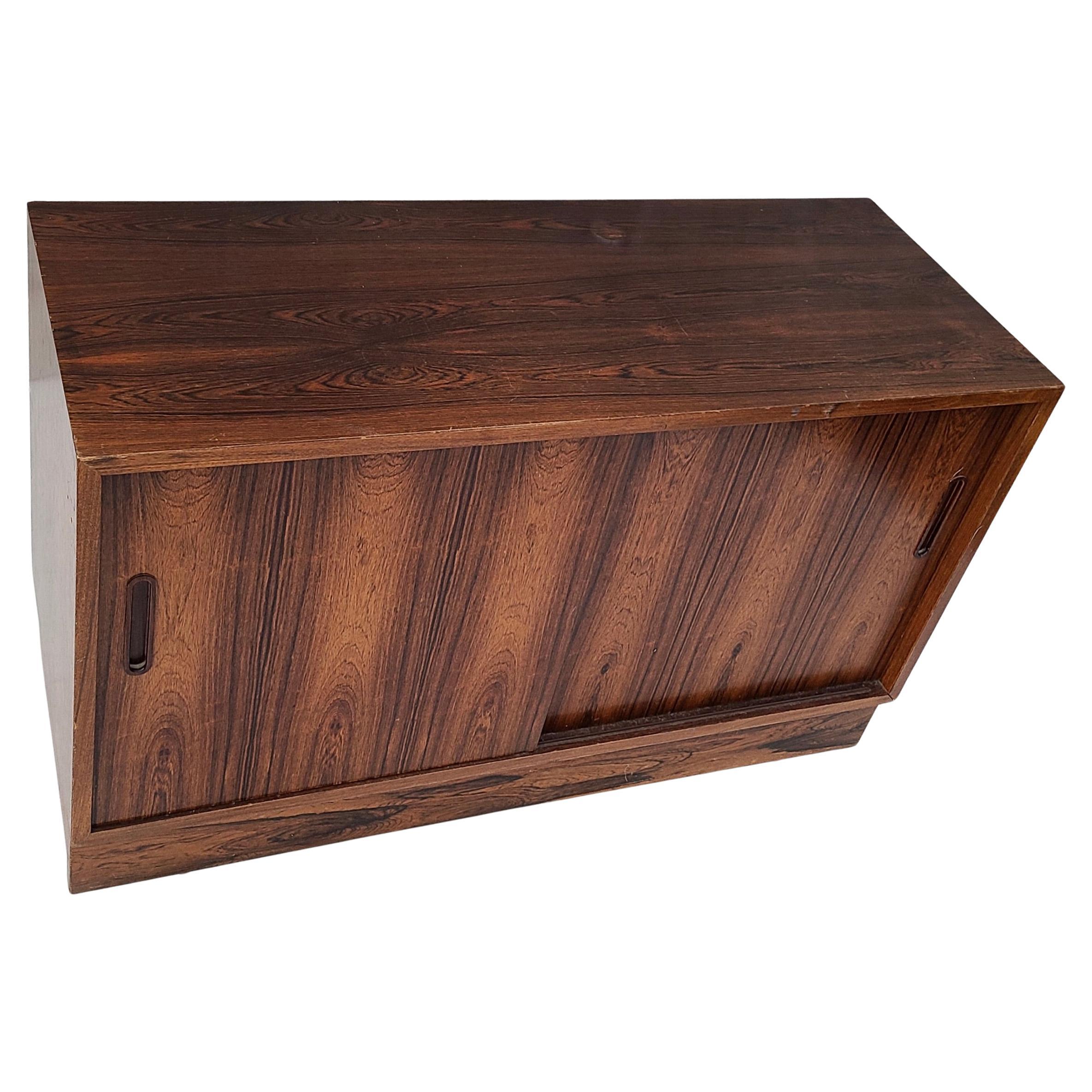 Armoire danoise à portes coulissantes en bois de rose en vente 3