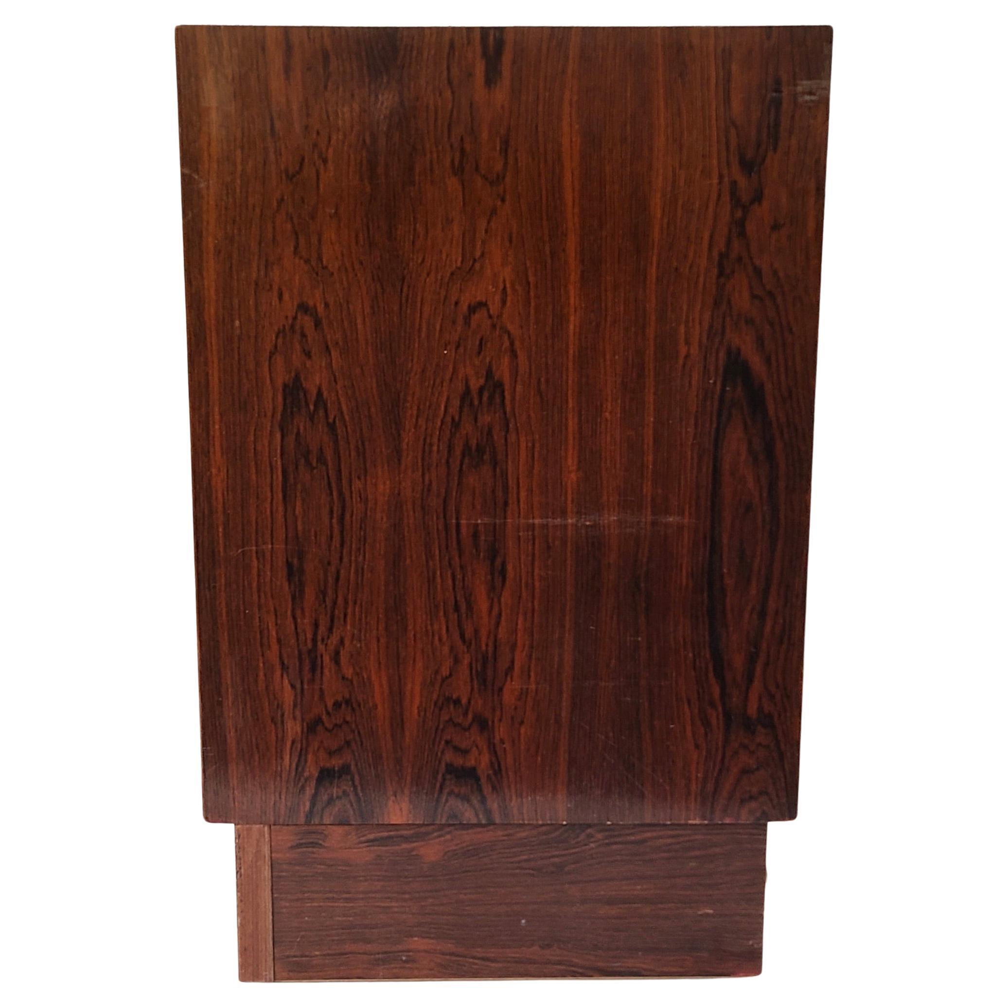 Armoire danoise à portes coulissantes en bois de rose en vente 4