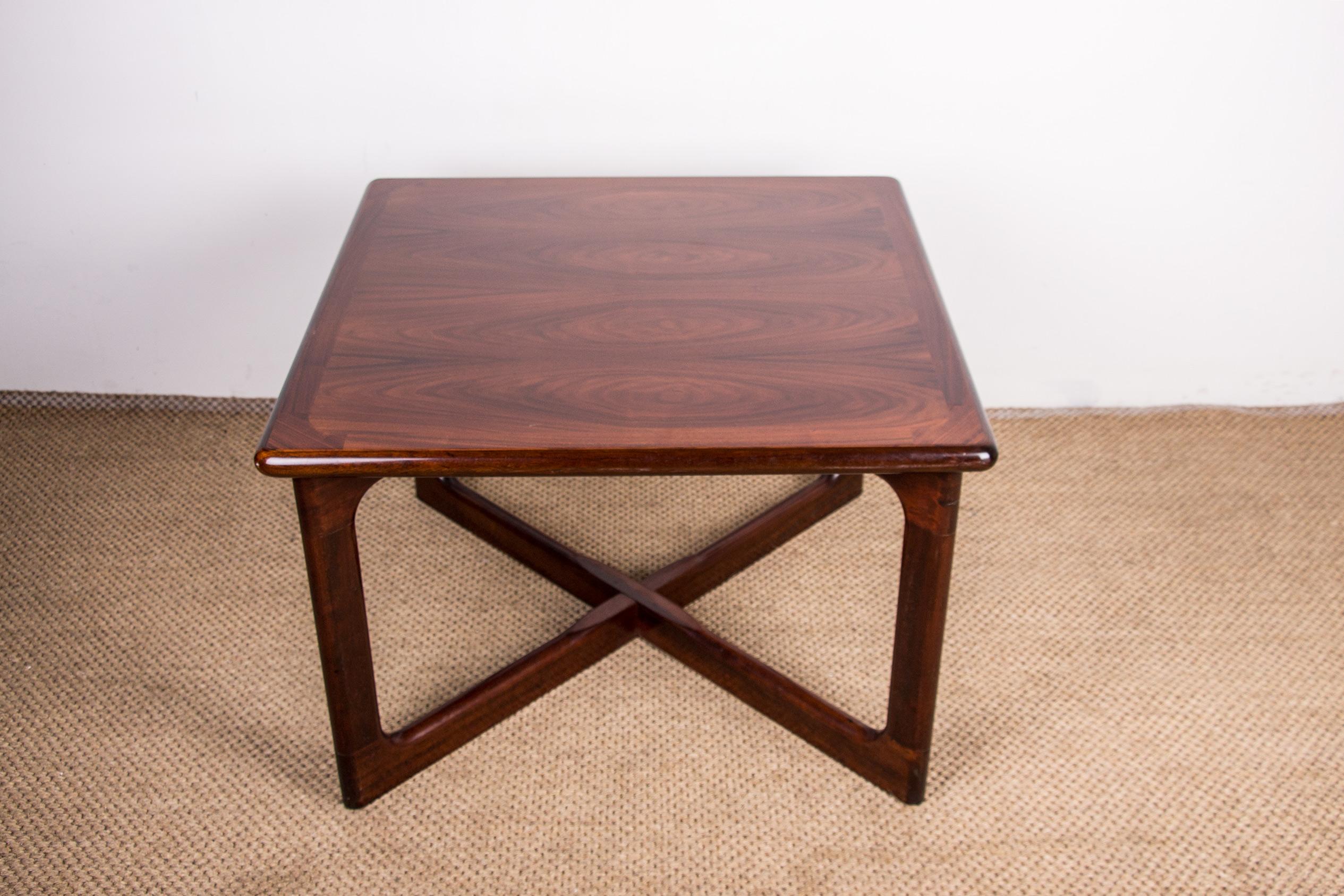 Elegant square-shaped Scandinavian coffee table with clean lines and crossed legs. Manufacture of very good quality.