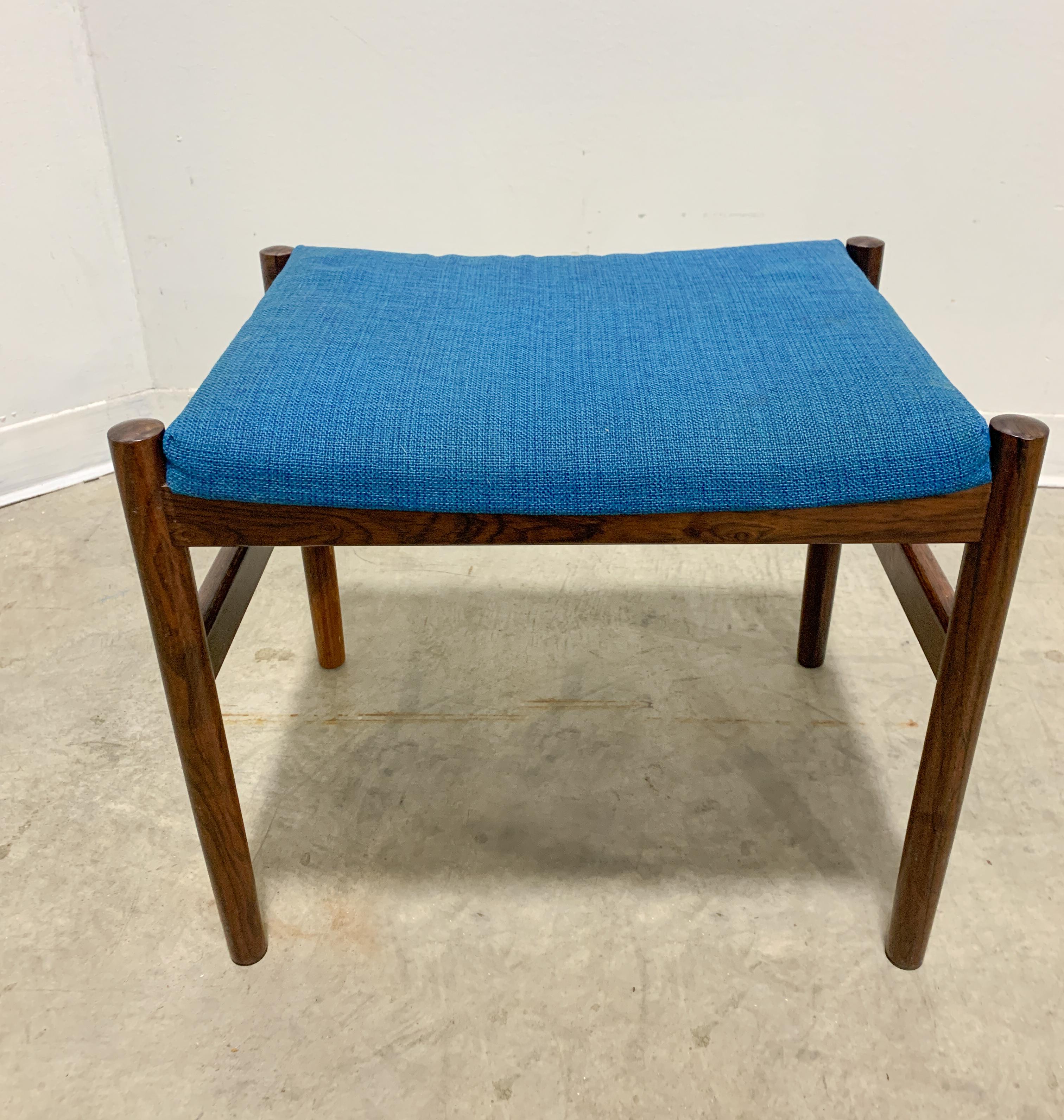 Beautiful Danish stool in Brazilian Rosewood made by Spottrup. Elegant frame of solid rosewood with striking blue original upholstery in good condition. Foam is still soft and comfortable as a footstool or vanity stool.
 
Measures: 21