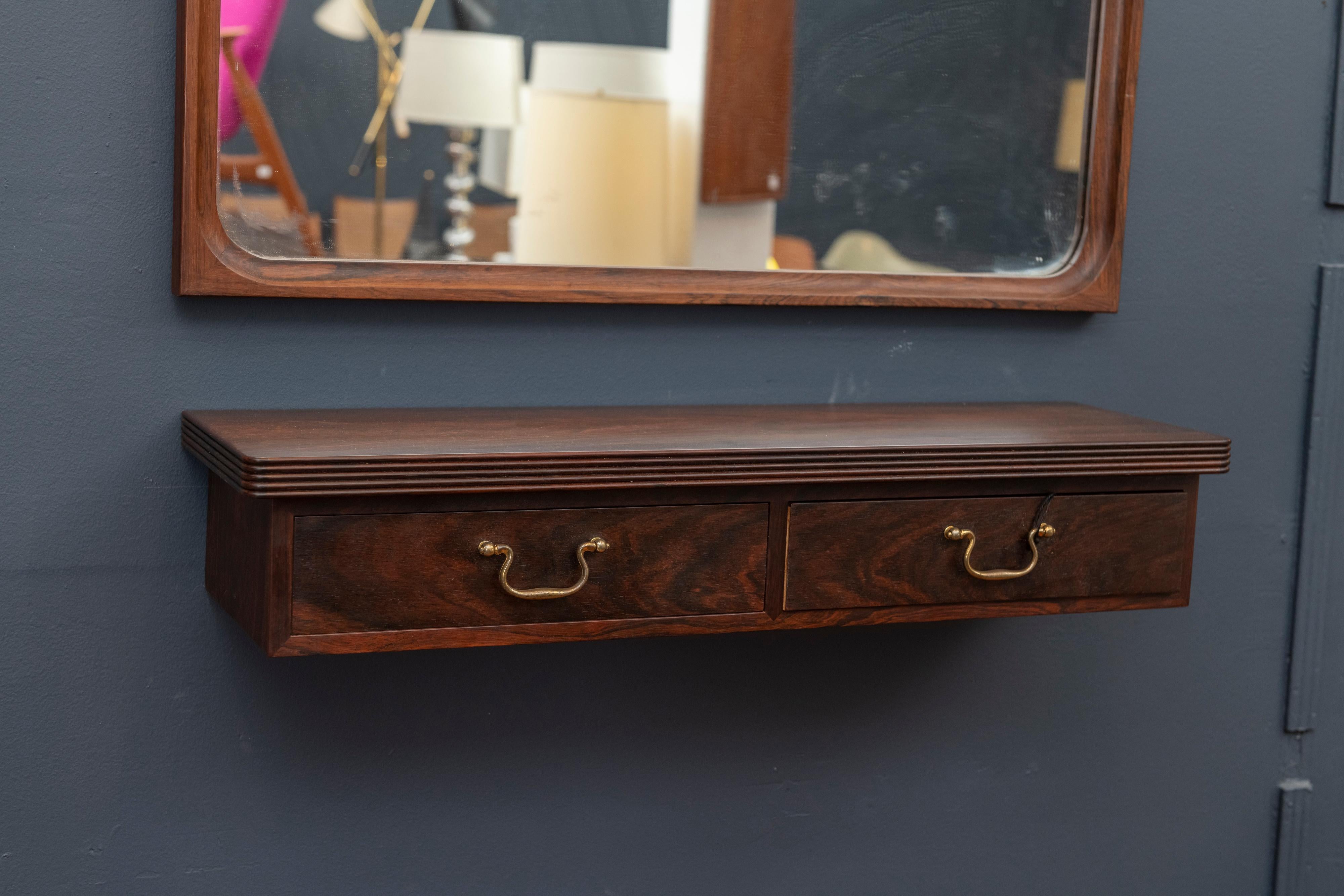 Dänischer Konsolenspiegel aus Palisanderholz mit passender Ablage mit zwei Schubladen. Ausgezeichnete Qualität der Konstruktion und des Zustands.