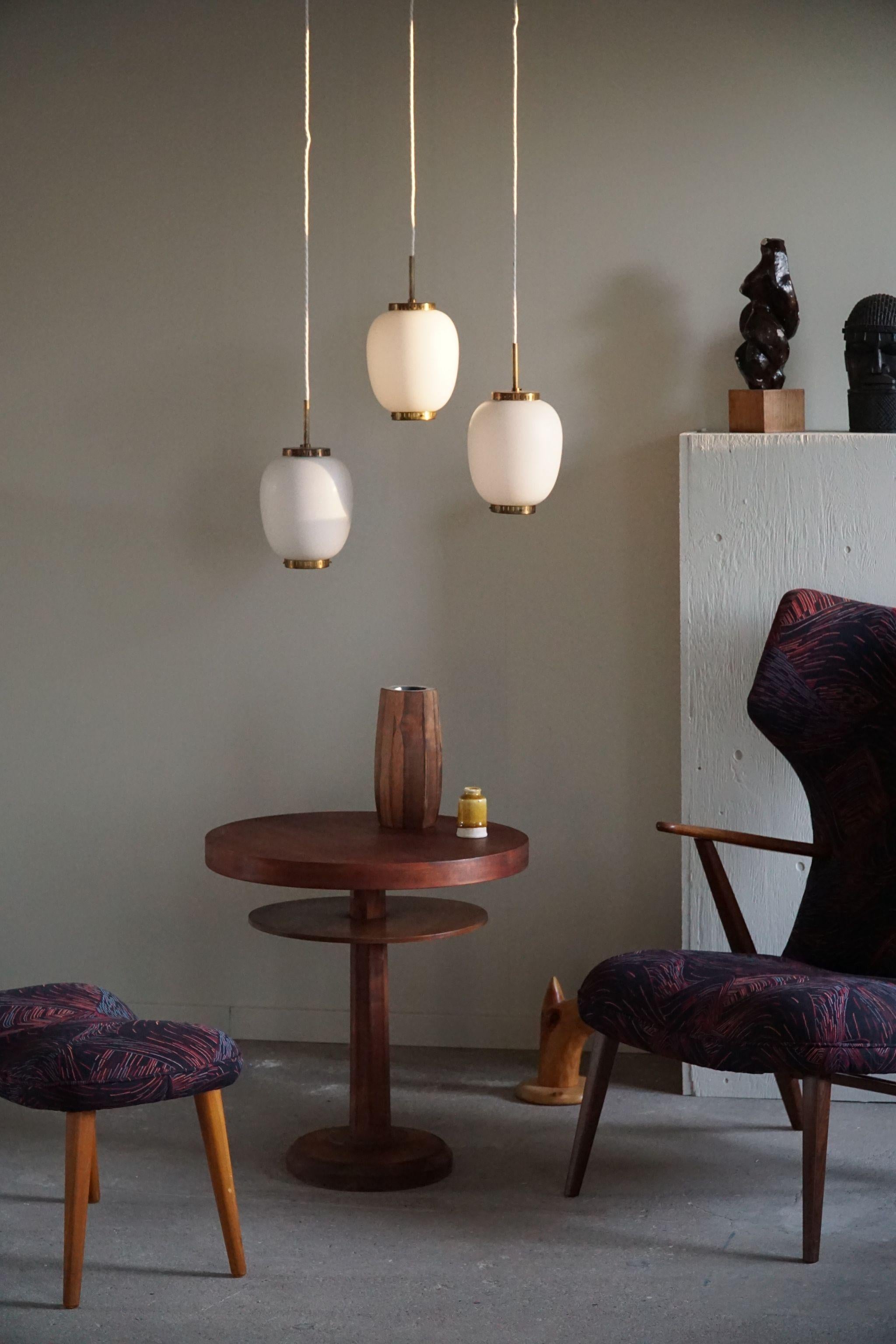 A beautiful round Art Deco side table / pedestal in teak. Made by a Danish Cabinetmaker in 1940s.
Fine and elegant design and in great vintage condition.

