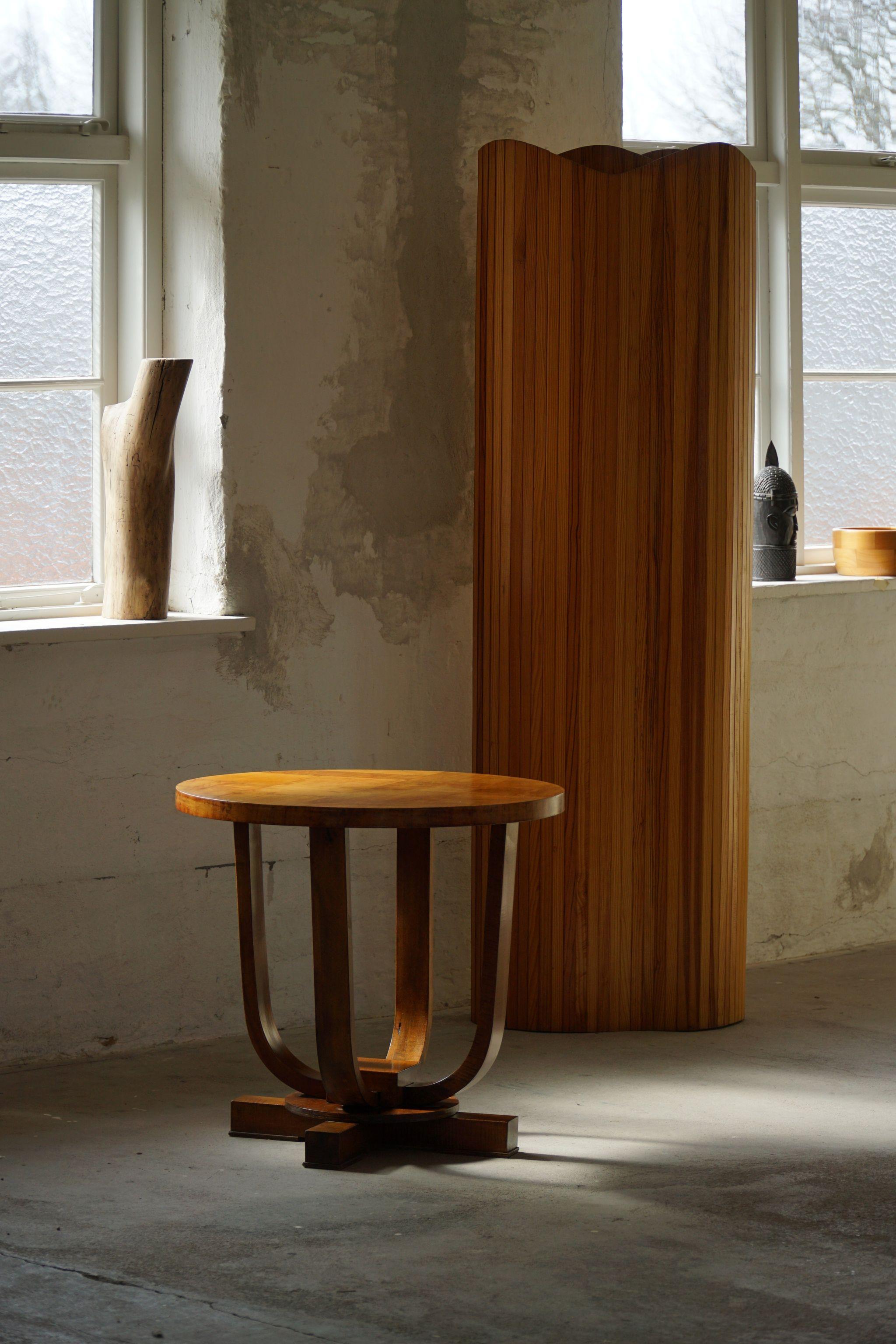 Scandinavian Modern Danish Round Art Deco Side Table / Coffee Table in Walnut, Made in 1940s