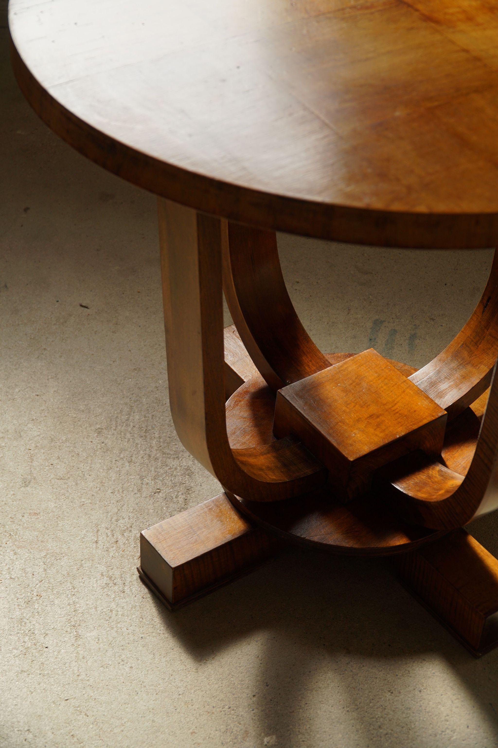 Danish Round Art Deco Side Table / Coffee Table in Walnut, Made in 1940s In Good Condition In Odense, DK