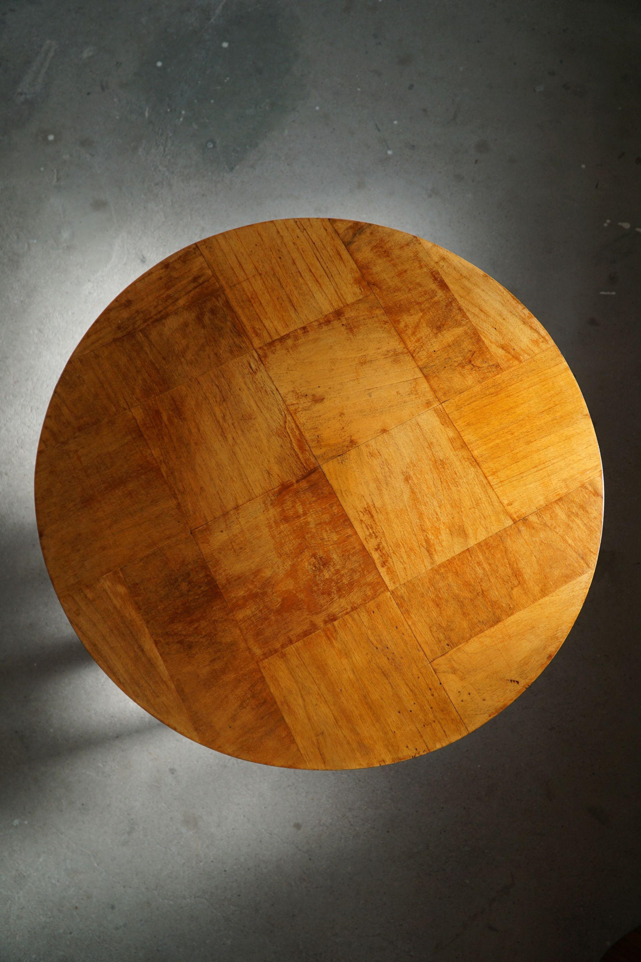Danish Round Art Deco Side Table / Coffee Table in Walnut, Made in 1940s 2
