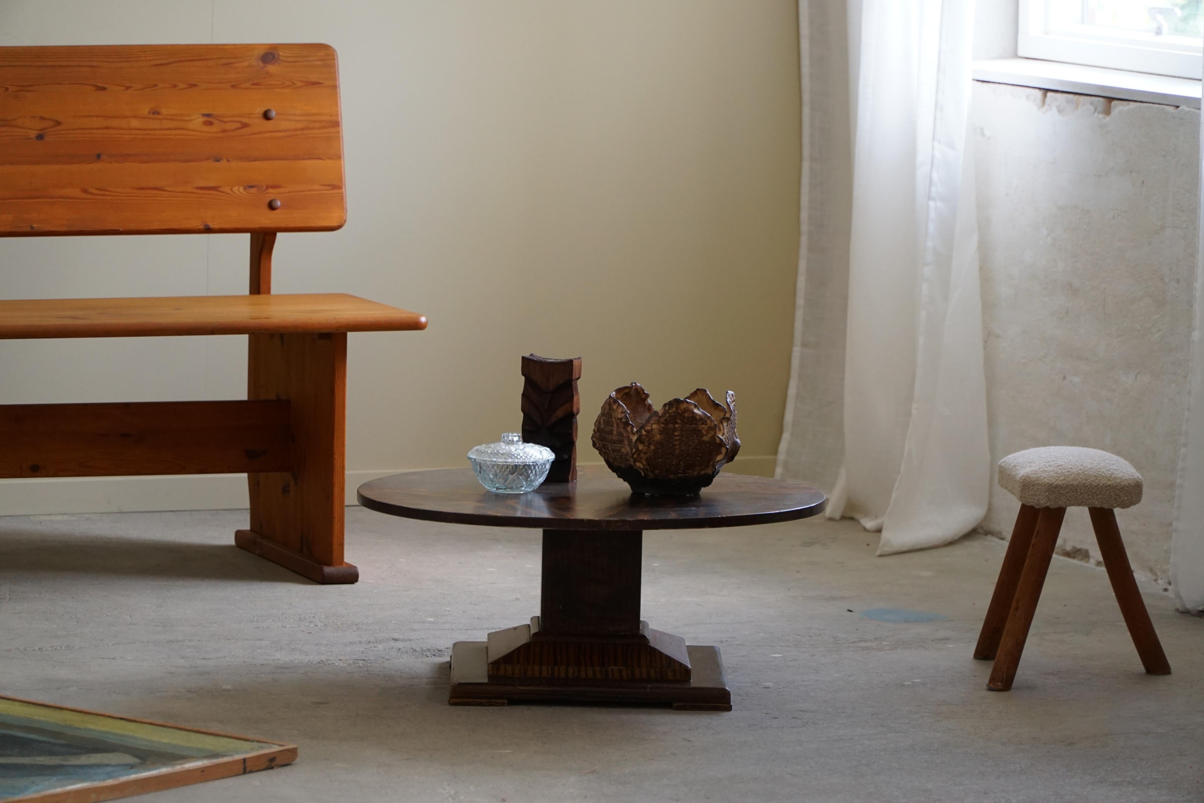 Une luxueuse table d'appoint ronde Art déco en bouleau.
Fabriqué par un ébéniste danois dans les années 1930.

Cette jolie table s'harmonise avec de nombreux styles d'intérieur. Une décoration moderne, antique, classique, scandinave ou Art