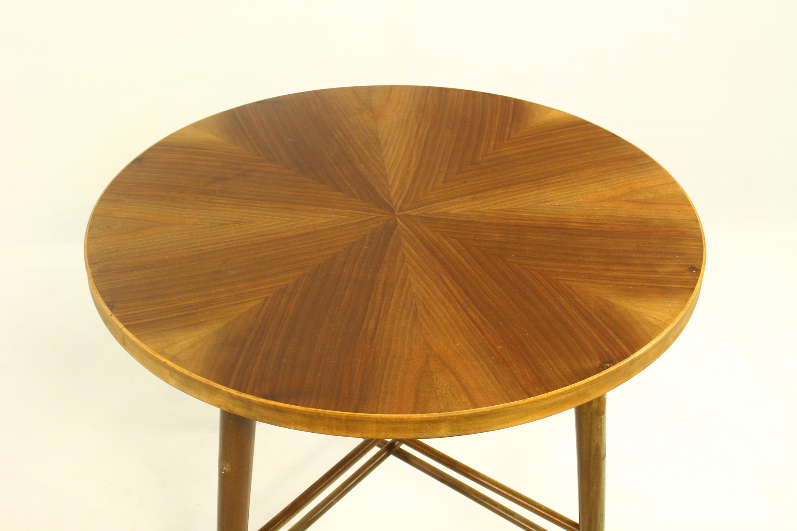Ein schöner runder dänischer Couchtisch aus den 1970er Jahren.
Schöne Holzmaserung auf der Platte, sichtbare Gebrauchsspuren an den Beinen.
Der Tisch wird für den Versand demontiert.