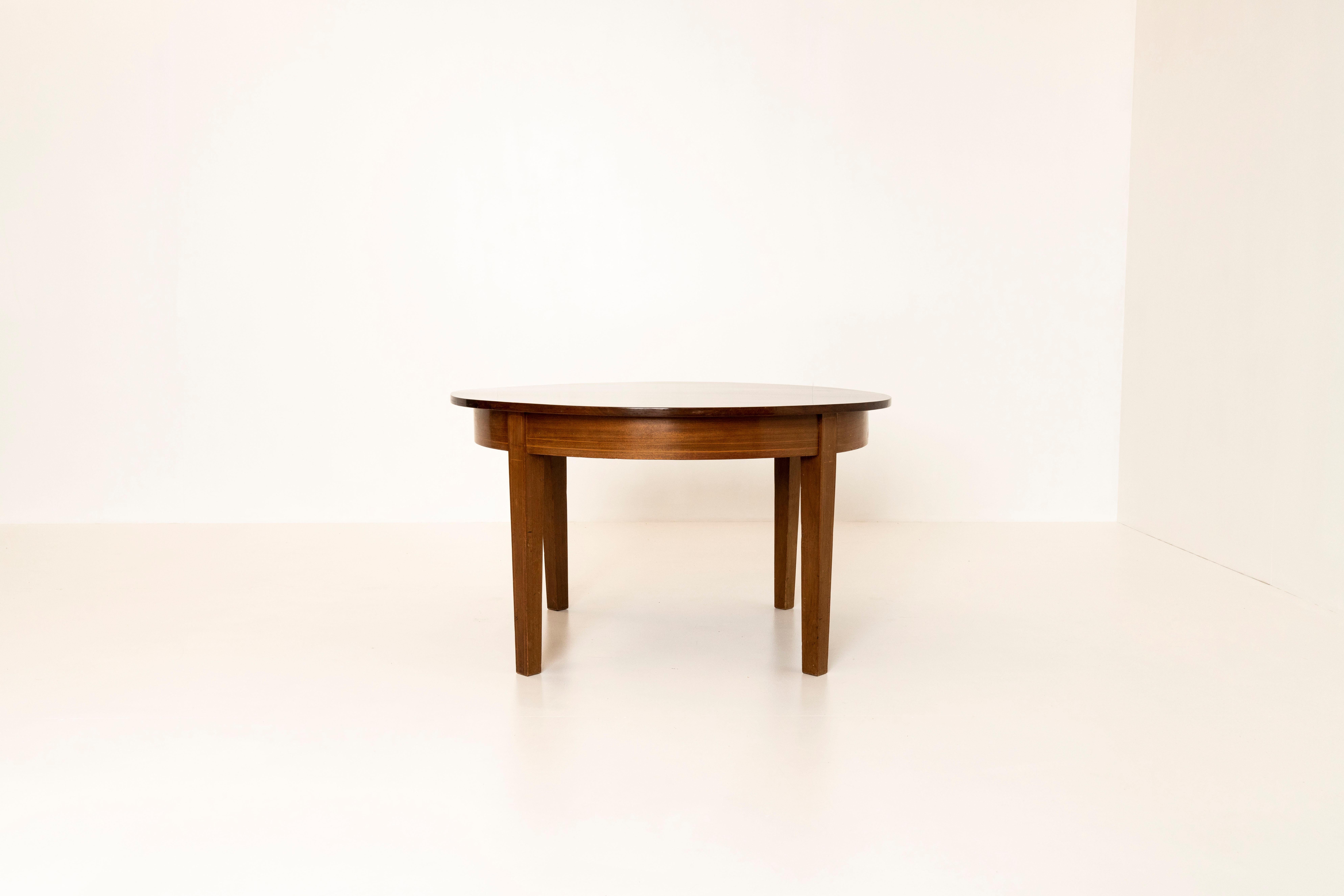 Charmante table basse ronde danoise en acajou, années 1960. Cette table a une doublure dorée sur la table et le plateau. Il présente un design minimal et fonctionnel et est en bon état, avec une usure normale due à son âge.