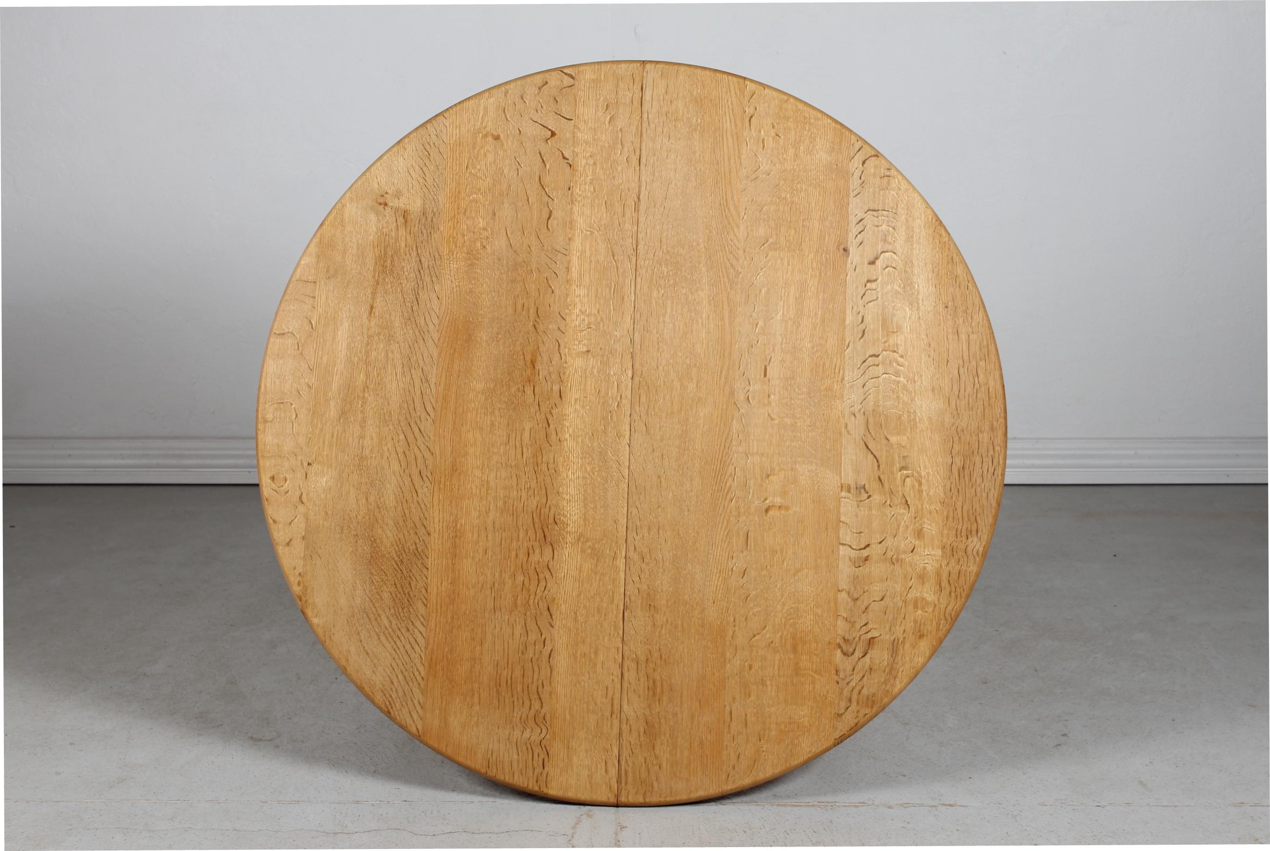 Danish Round Extendable Dining Table of Oak by Henning Kjærnulf,  Ø 120 cm 1970s 4