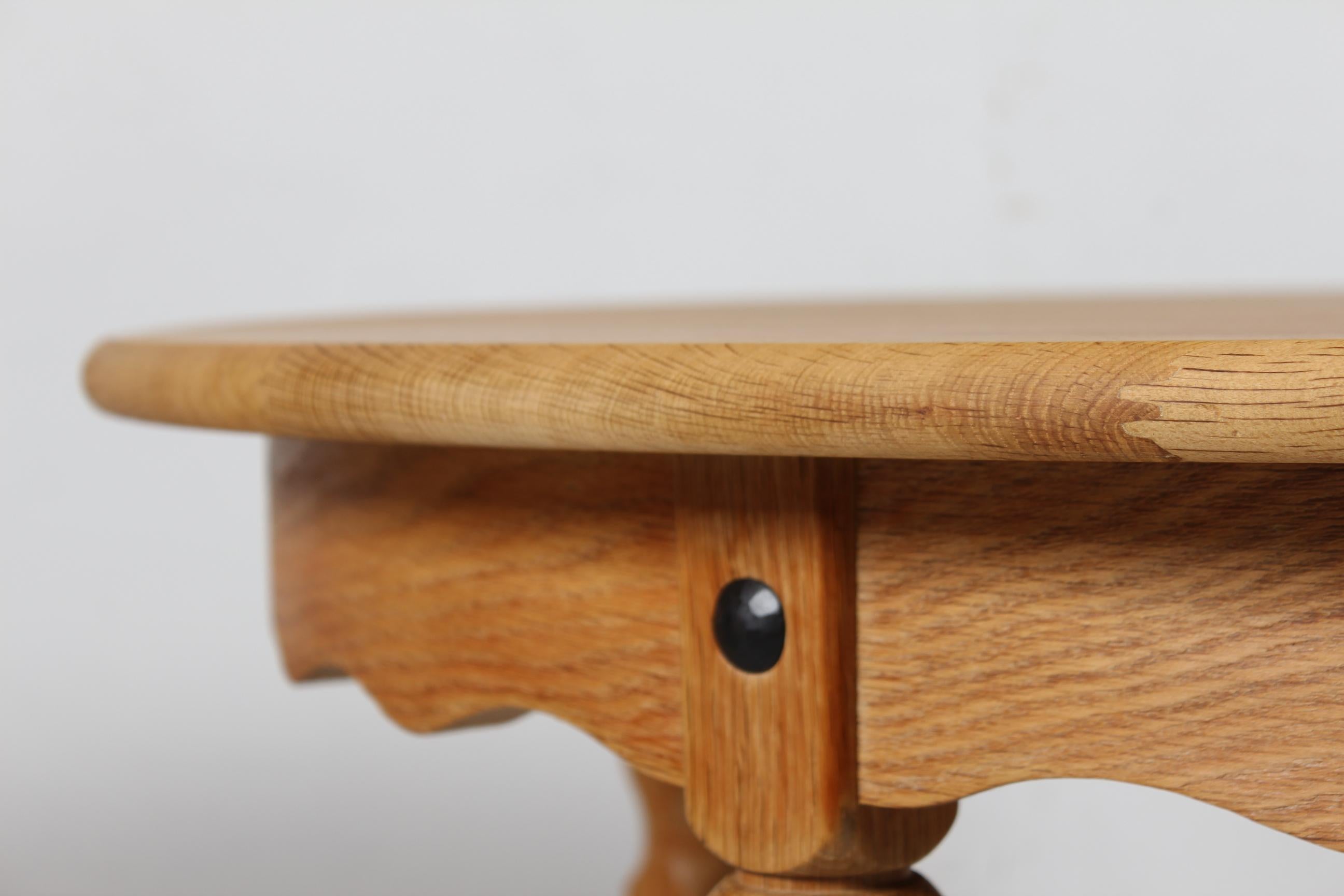Danish Round Extendable Dining Table of Oak by Henning Kjærnulf,  Ø 120 cm 1970s In Good Condition In Silkeborg, Silkeborg