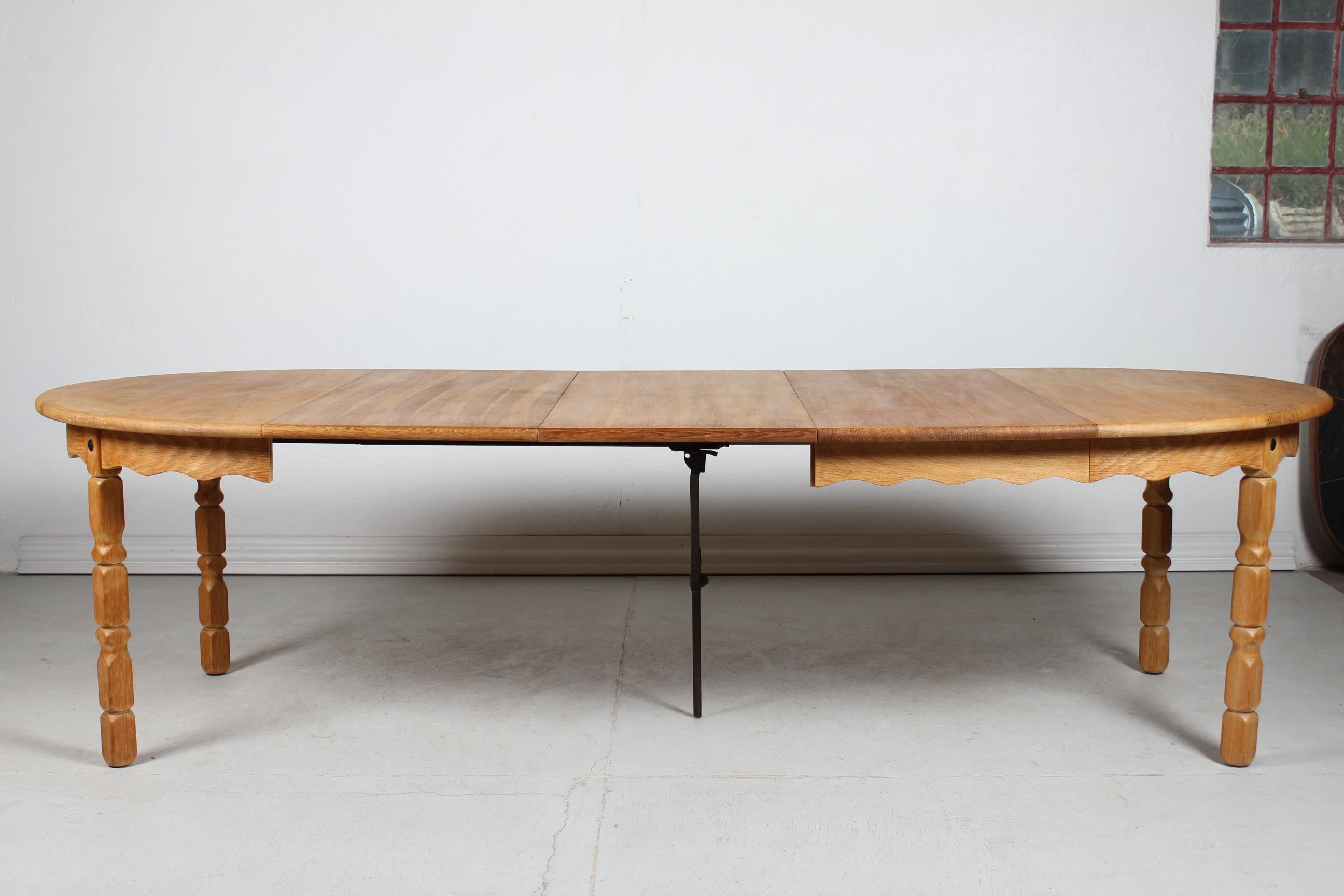 Danish Round Extendable Dining Table of Oak by Henning Kjærnulf,  Ø 120 cm 1970s 2