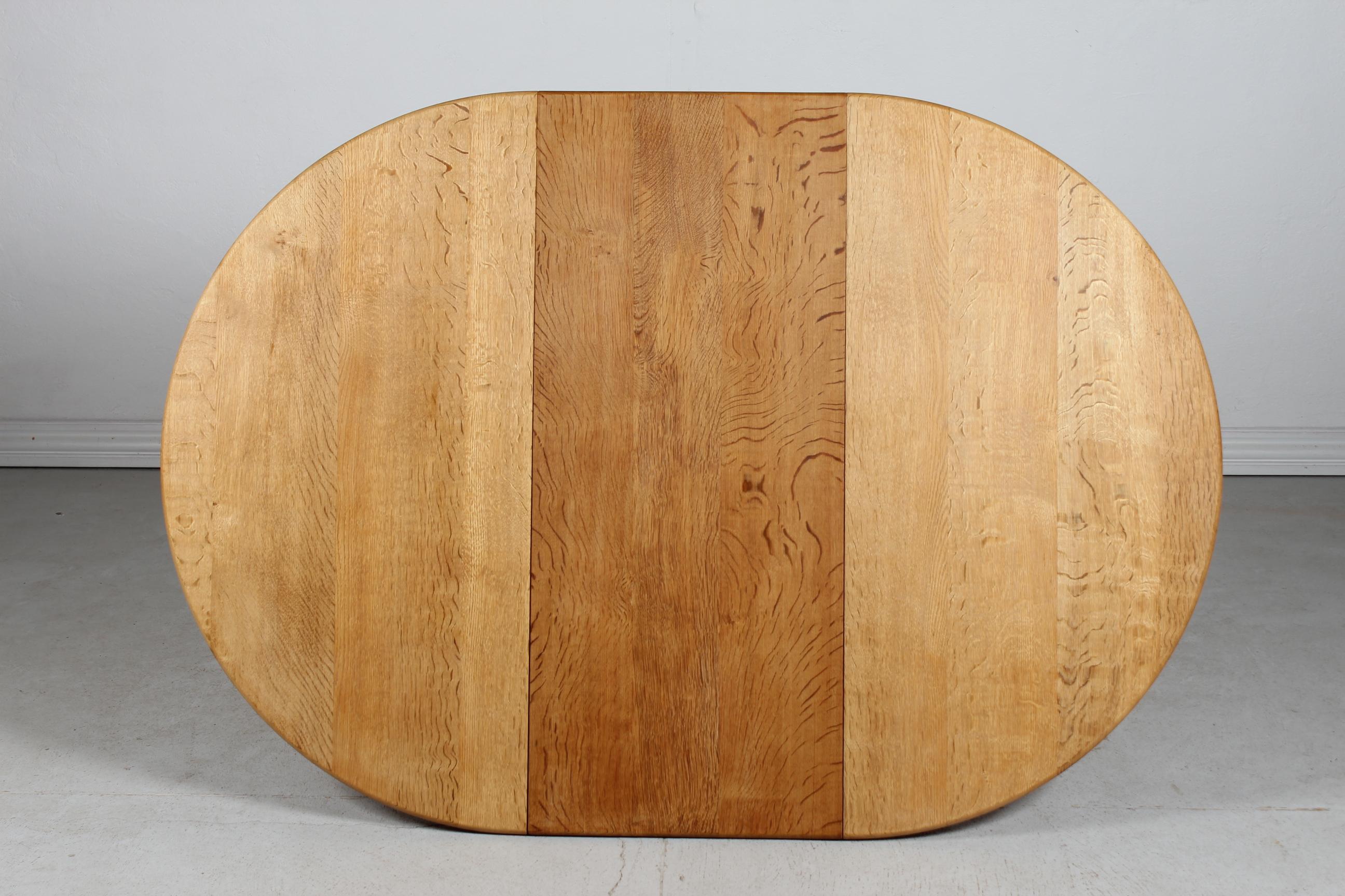 Danish Round Extendable Dining Table of Oak by Henning Kjærnulf,  Ø 120 cm 1970s 3
