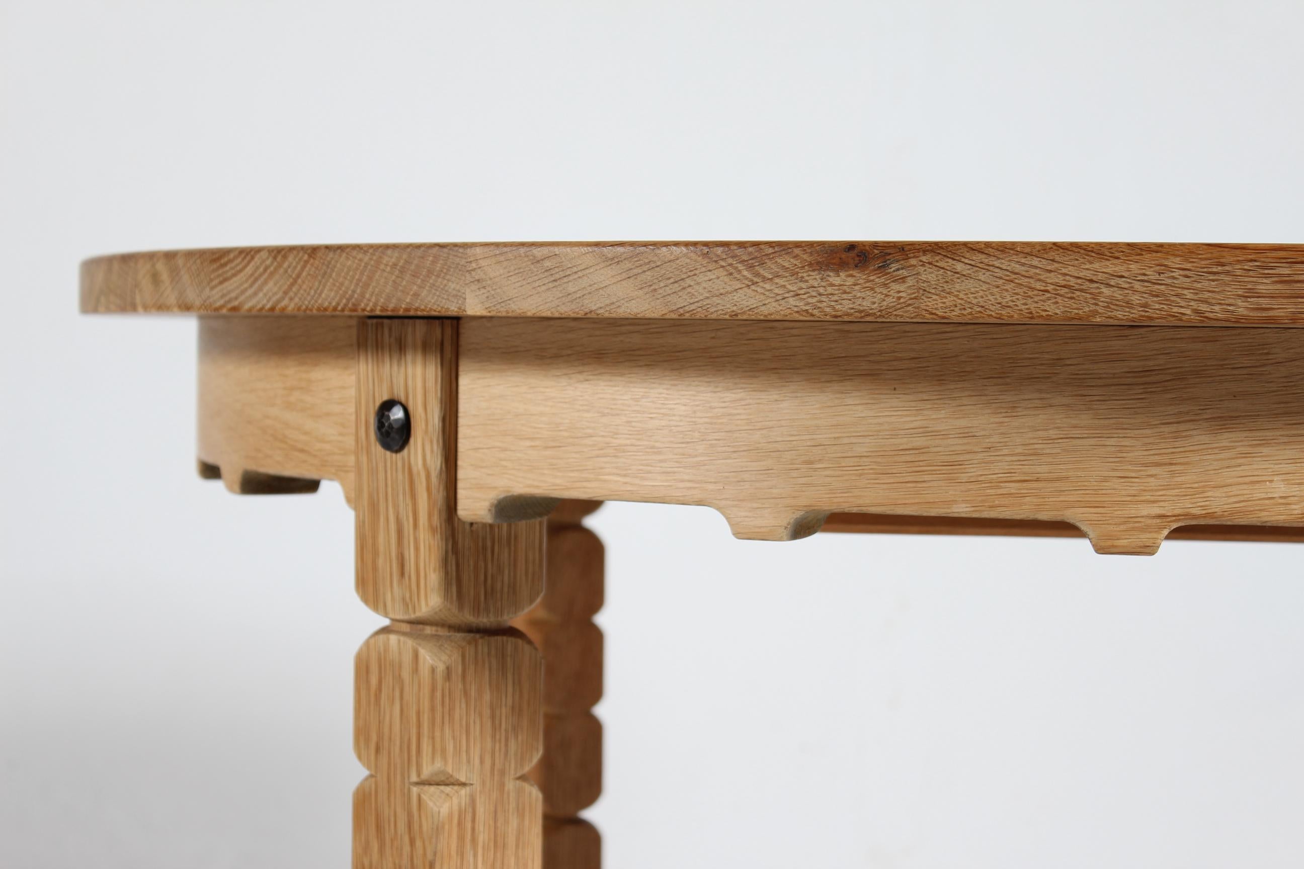 Mid-Century Modern Danish Round Extendable Dining Table of Oak in Henning  Kjærnulf Style Ø 120 cm For Sale
