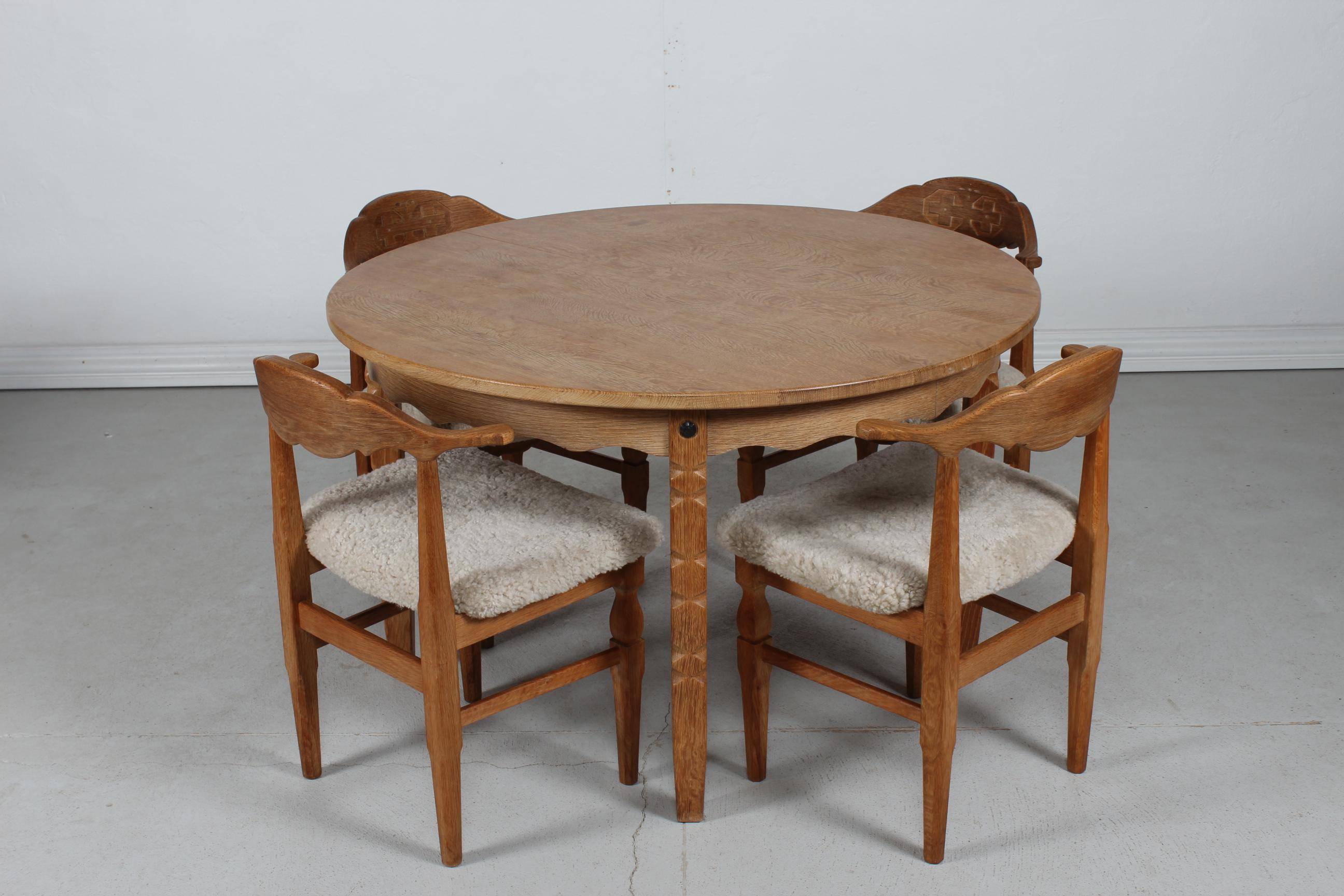 Danish Round Extendable Dining Table of Oak in Henning  Kjærnulf Style Ø 120 cm  In Good Condition In Aarhus C, DK