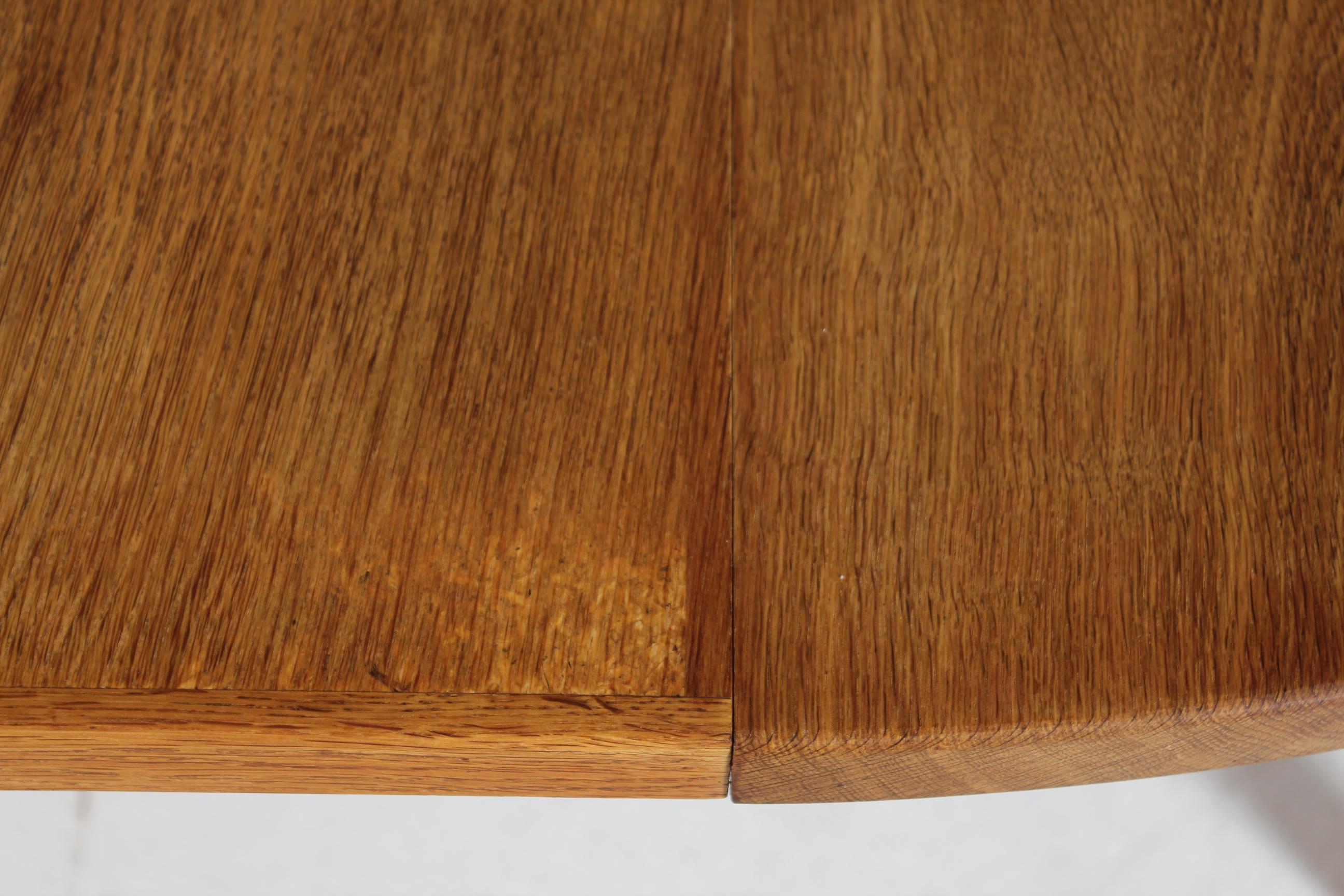 Danish Round Extendable Dining Table of Oak in Henning  Kjærnulf Style Ø 120 cm In Good Condition For Sale In Silkeborg, Silkeborg