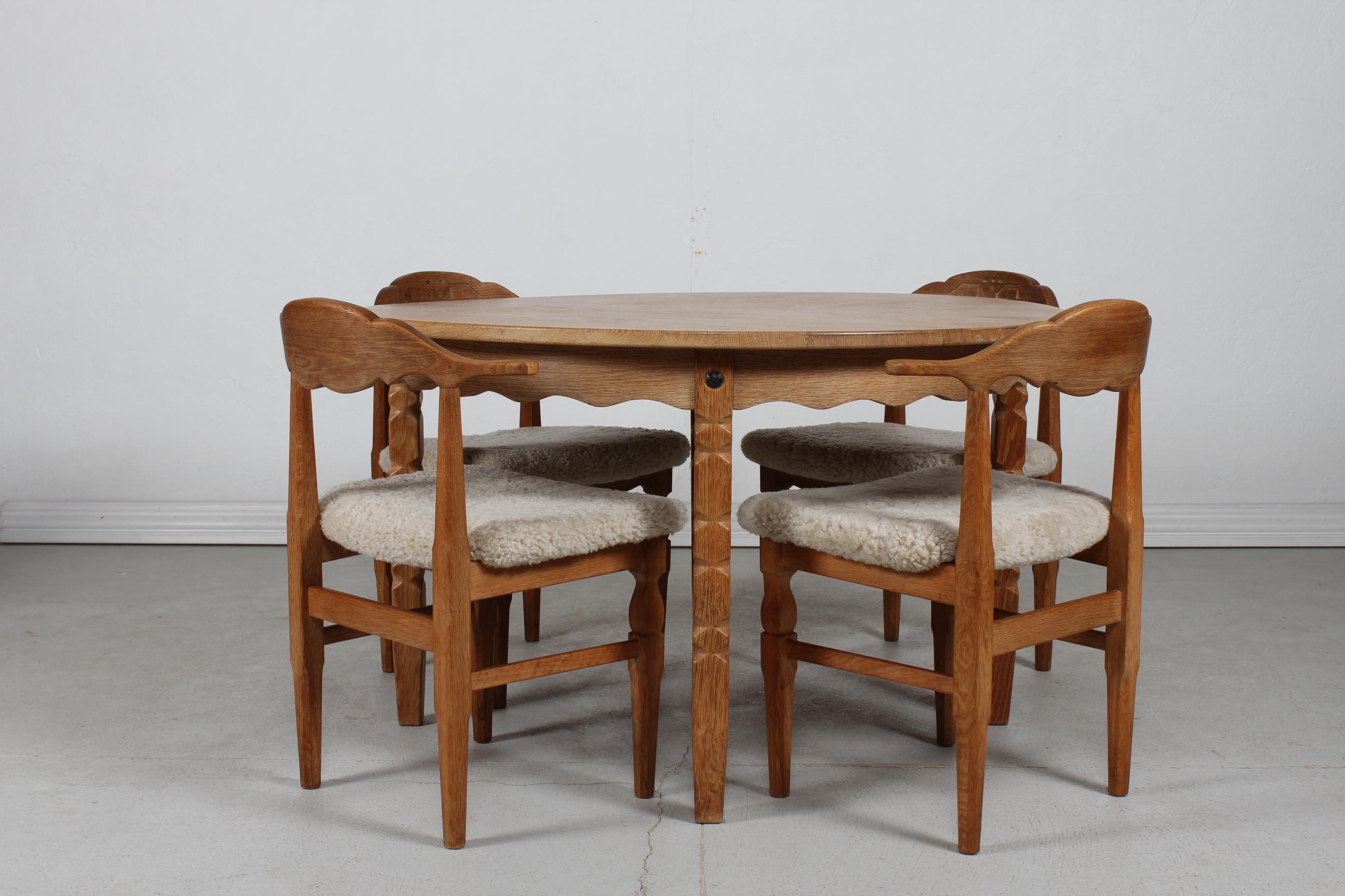 Mid-20th Century Danish Round Extendable Dining Table of Oak in Henning  Kjærnulf Style Ø 120 cm 