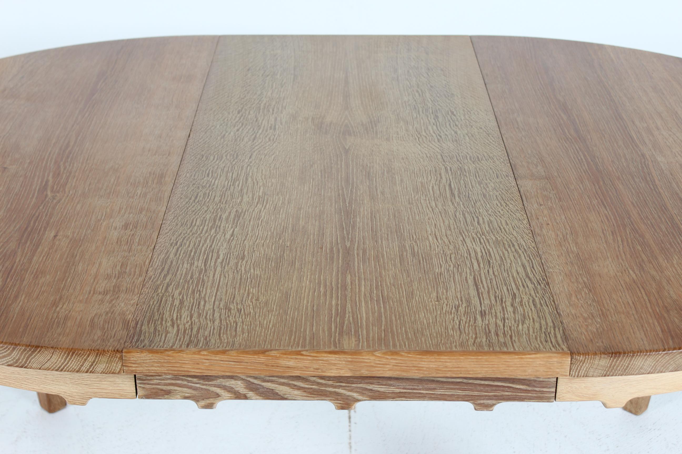 Danish Round Extendable Dining Table of Oak in Henning  Kjærnulf Style Ø 120 cm For Sale 1