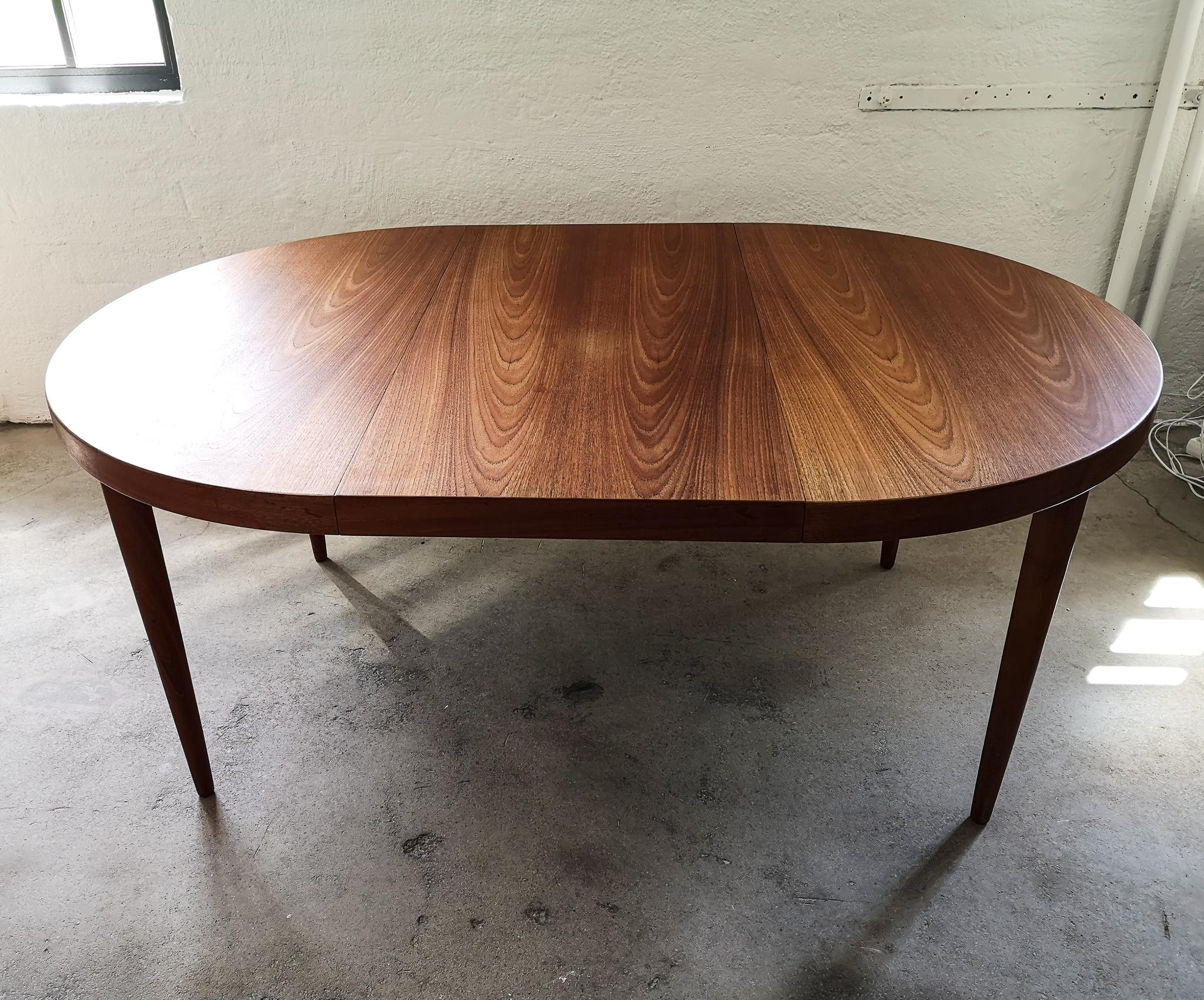 Danish Round Extension Dining Table, Kai Kristiansen Midcentury Teak In Good Condition In Hillringsberg, SE