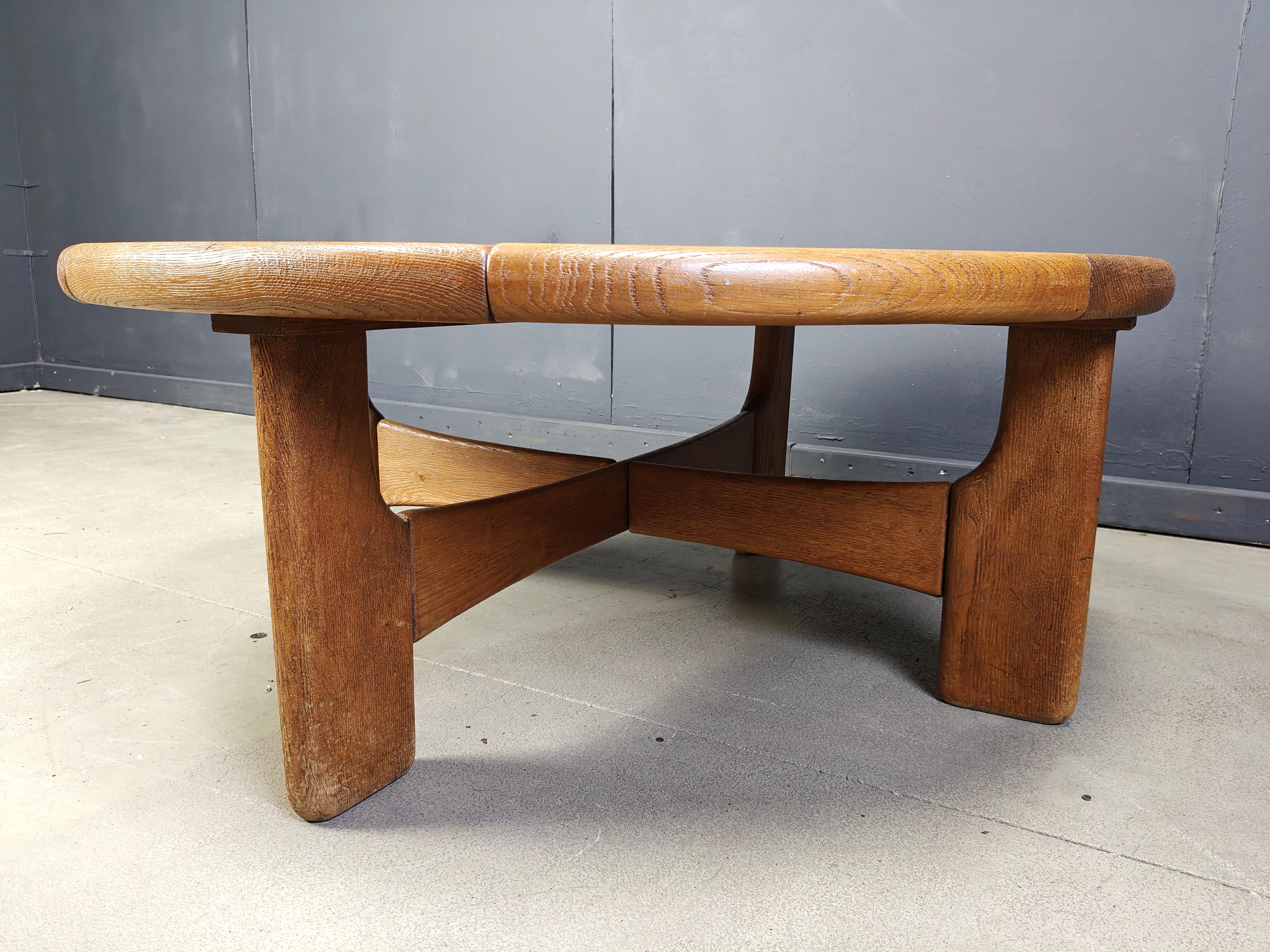 Scandinavian Modern Danish round oak coffee table, 1960s For Sale