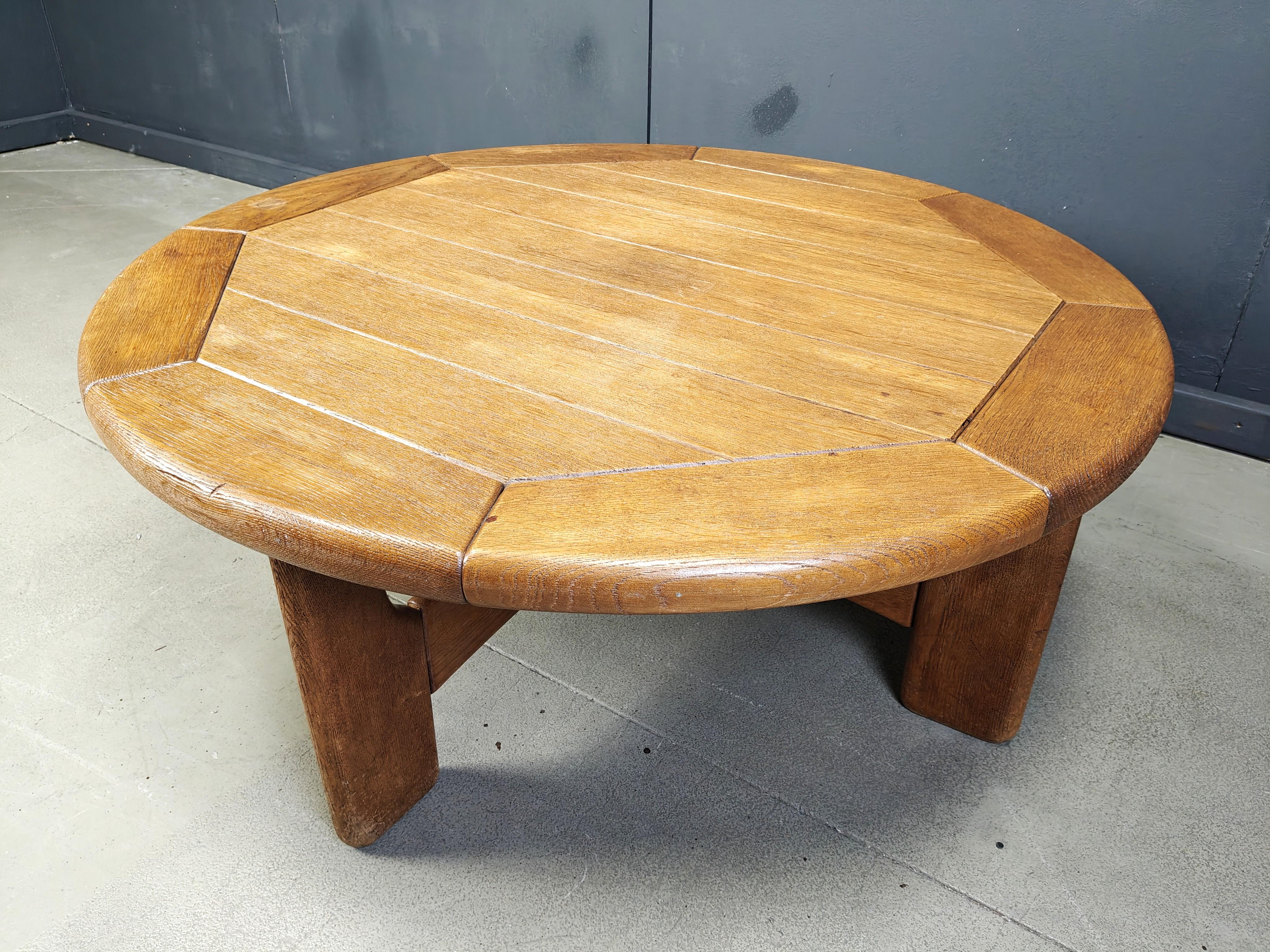 Danish round oak coffee table, 1960s In Good Condition For Sale In Leuven, Vlaams Gewest