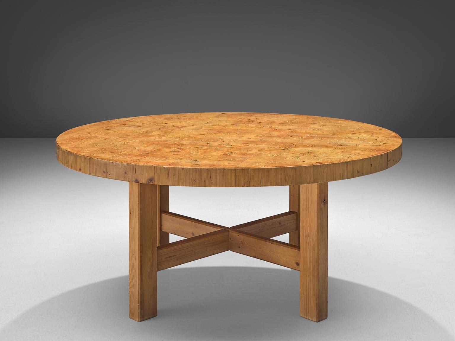 Runder Esstisch, massives Kiefernholz, Dänemark, 1960er Jahre.

Dieser wunderbare Tisch hat eine Platte aus Kiefern-Hirnholz, die ein natürliches Muster ergibt. Dieser Tisch steht auf einem vierbeinigen, gekreuzten Sockel mit den