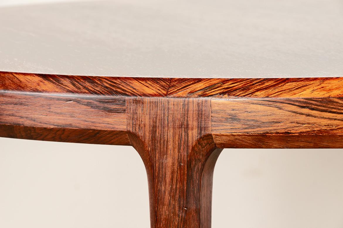 Danish round rosewood coffee table model 283 by Johannes Andersen 1960. For Sale 4