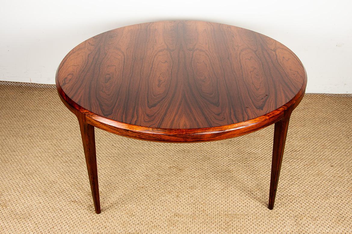 Superb Scandinavian coffee table. Ideal for a large living room, this table boasts a simple and refined design and is beautifully crafted. This piece of furniture, listed in the Design Museum Denmark, was designed in 1962. It is rare in