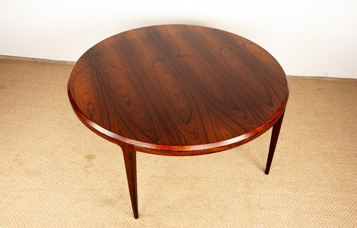 Rosewood Danish round rosewood coffee table model 283 by Johannes Andersen 1960. For Sale